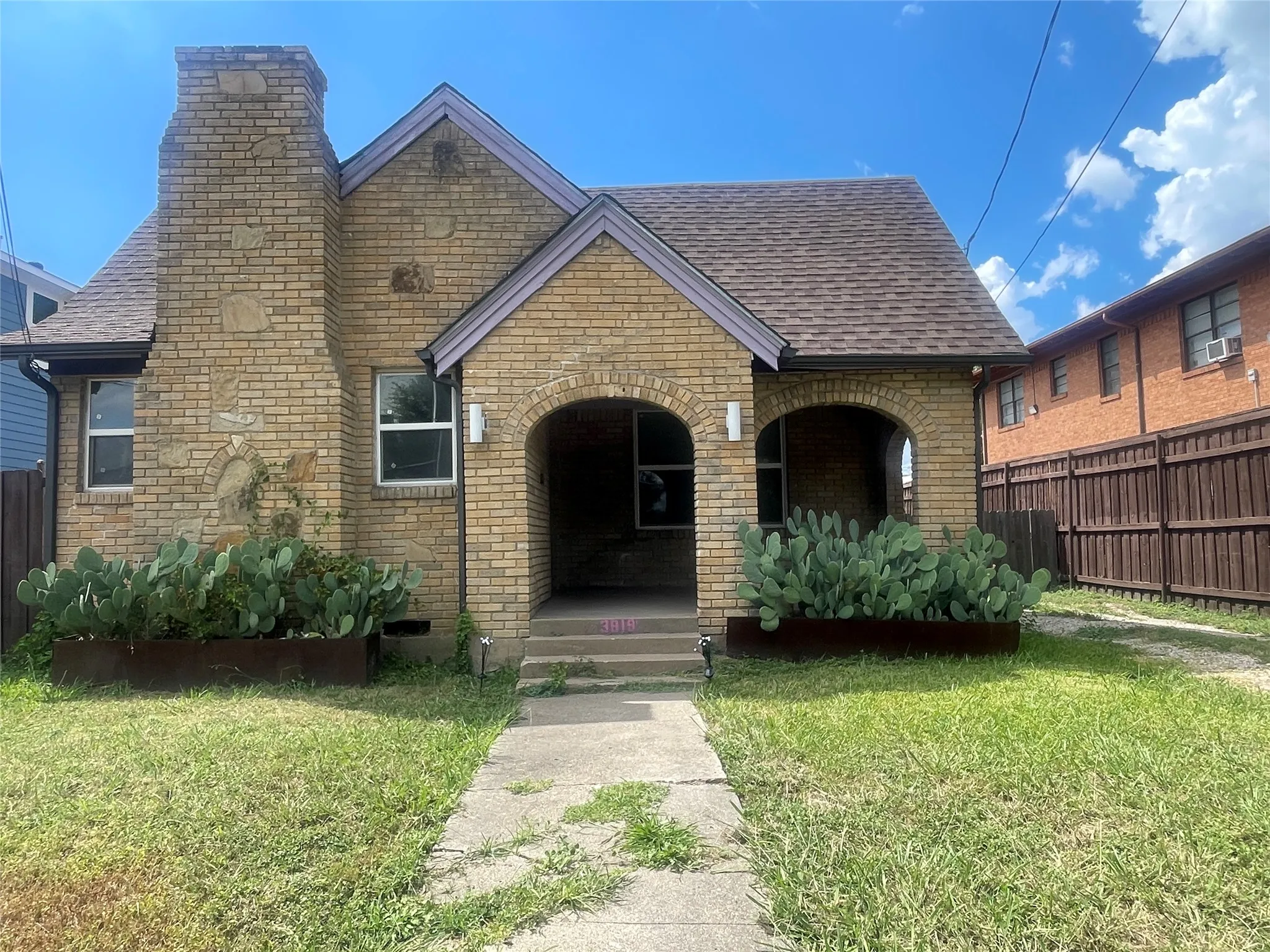 Single Family Residence For Rent in Dallas County , 3819 Roseland Avenue, Dallas, Texas 75204, 2 Bedroom, 2 Bathroom, Garage spaces, 1,204 Sqft, built in 1936, mls#21330121, Real Estate Agent in Dallas, Homes For Rent in Dallas county, Homes For Rent in Dallas, Realtor in Dallas Texas, Real Estate Brokerage Independent Realty Texas, Luminita Cordes Realtor