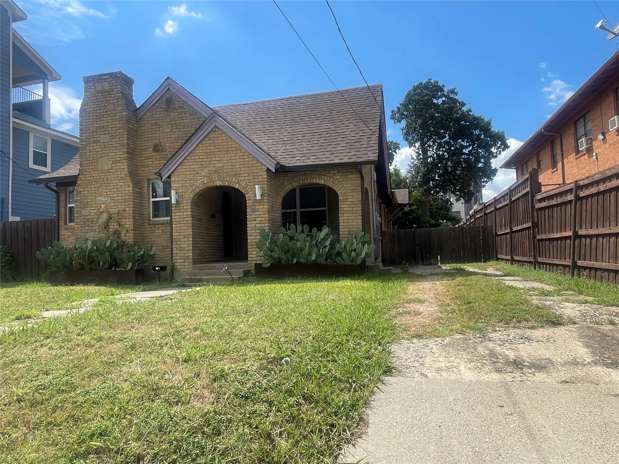 Single Family Residence For Rent in Dallas County , 3819 Roseland Avenue, Dallas, Texas 75204, 2 Bedroom, 2 Bathroom, Garage spaces, 1,204 Sqft, built in 1936, mls#21330121, Real Estate Agent in Dallas, Homes For Rent in Dallas county, Homes For Rent in Dallas, Realtor in Dallas Texas, Real Estate Brokerage Independent Realty Texas, Luminita Cordes Realtor