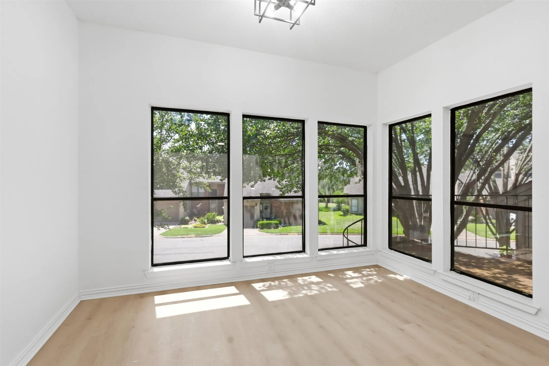 Condominium For Sale in Grayson County , 107 Summer Place Circle, Pottsboro, Texas 75076, 2 Bedroom, 3 Bathroom, 1 Garage spaces, 1,211 Sqft, built in 1984, mls#21329768, Real Estate Agent in Pottsboro, Homes For Sale in Grayson county, Homes For Sale in Pottsboro, Realtor in Pottsboro Texas, Real Estate Brokerage Independent Realty Texas, Luminita Cordes Realtor