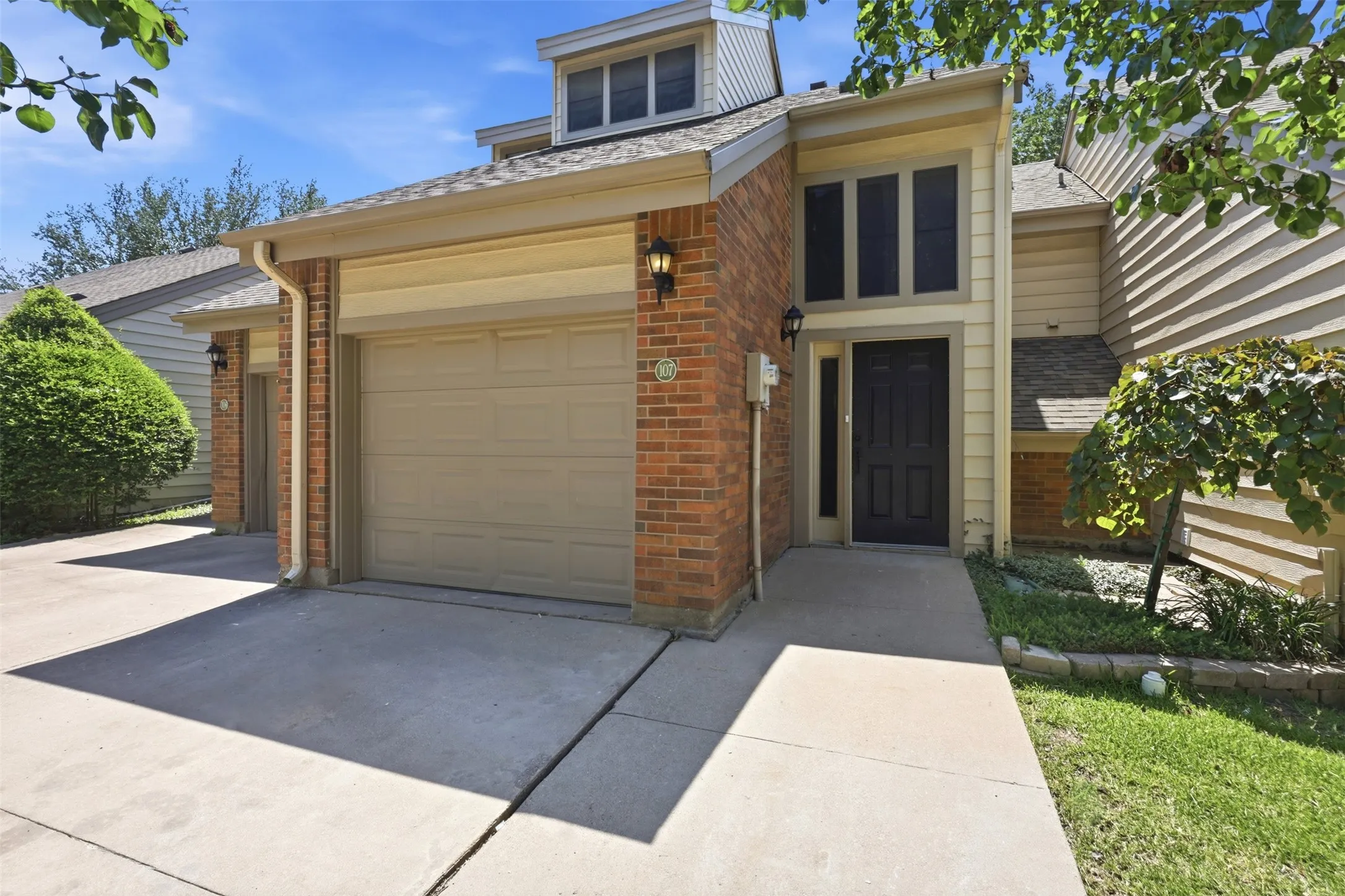Condominium For Sale in Grayson County , 107 Summer Place Circle, Pottsboro, Texas 75076, 2 Bedroom, 3 Bathroom, 1 Garage spaces, 1,211 Sqft, built in 1984, mls#21329768, Real Estate Agent in Pottsboro, Homes For Sale in Grayson county, Homes For Sale in Pottsboro, Realtor in Pottsboro Texas, Real Estate Brokerage Independent Realty Texas, Luminita Cordes Realtor