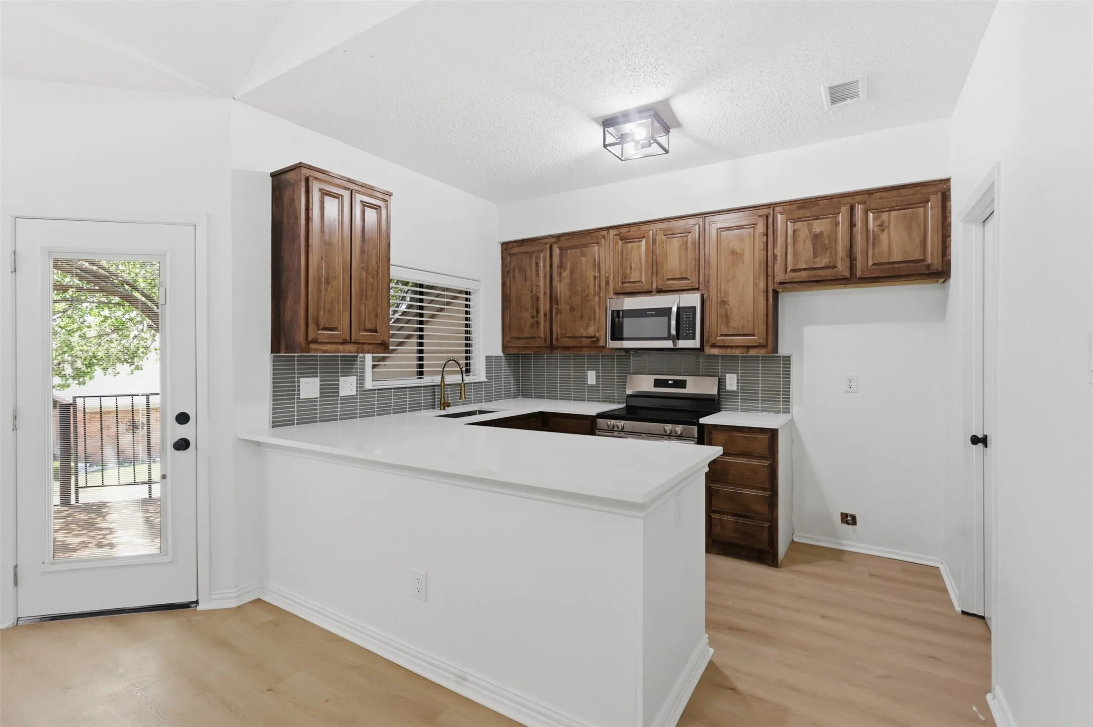 Condominium For Sale in Grayson County , 107 Summer Place Circle, Pottsboro, Texas 75076, 2 Bedroom, 3 Bathroom, 1 Garage spaces, 1,211 Sqft, built in 1984, mls#21329768, Real Estate Agent in Pottsboro, Homes For Sale in Grayson county, Homes For Sale in Pottsboro, Realtor in Pottsboro Texas, Real Estate Brokerage Independent Realty Texas, Luminita Cordes Realtor