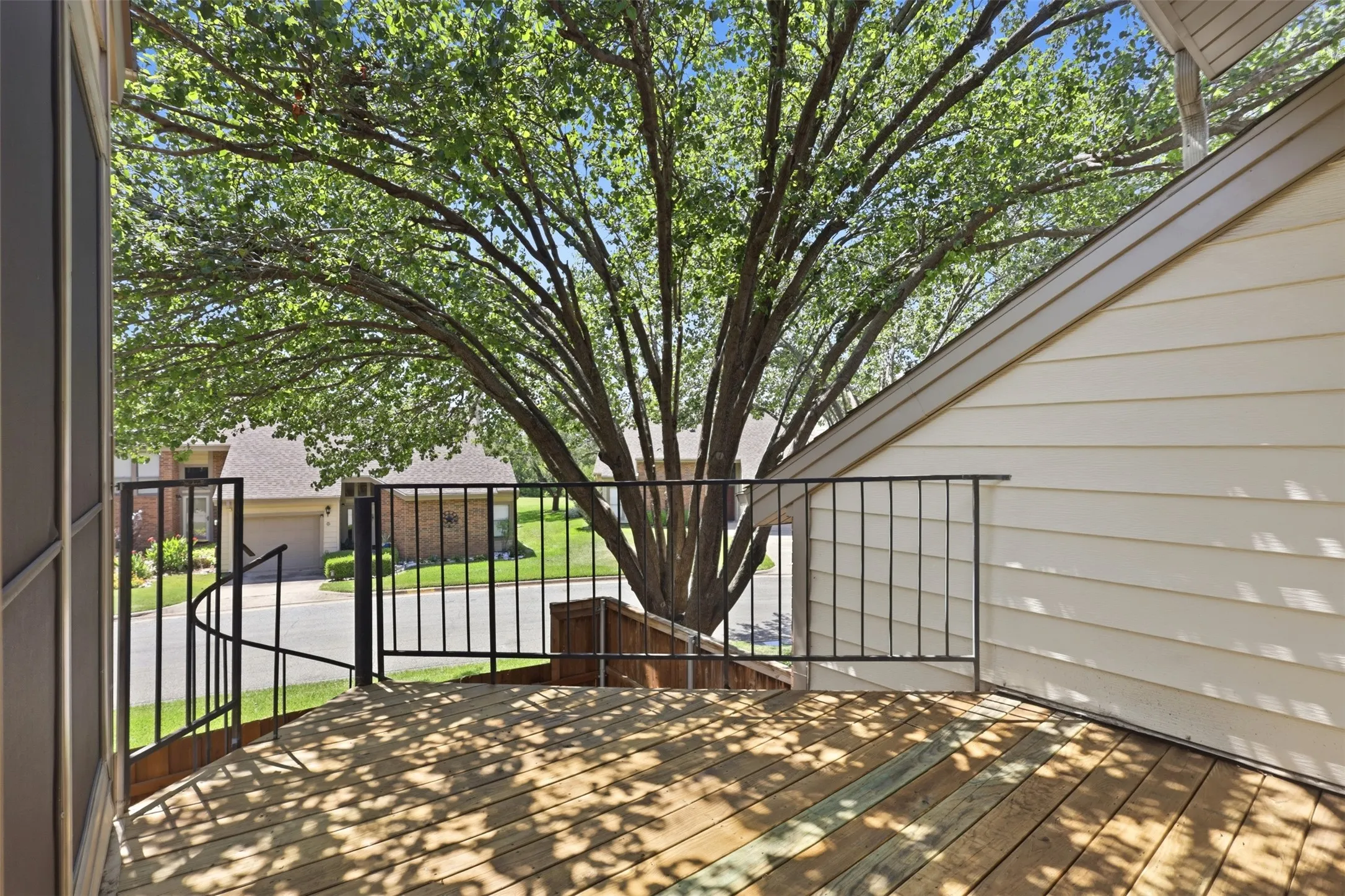Condominium For Sale in Grayson County , 107 Summer Place Circle, Pottsboro, Texas 75076, 2 Bedroom, 3 Bathroom, 1 Garage spaces, 1,211 Sqft, built in 1984, mls#21329768, Real Estate Agent in Pottsboro, Homes For Sale in Grayson county, Homes For Sale in Pottsboro, Realtor in Pottsboro Texas, Real Estate Brokerage Independent Realty Texas, Luminita Cordes Realtor