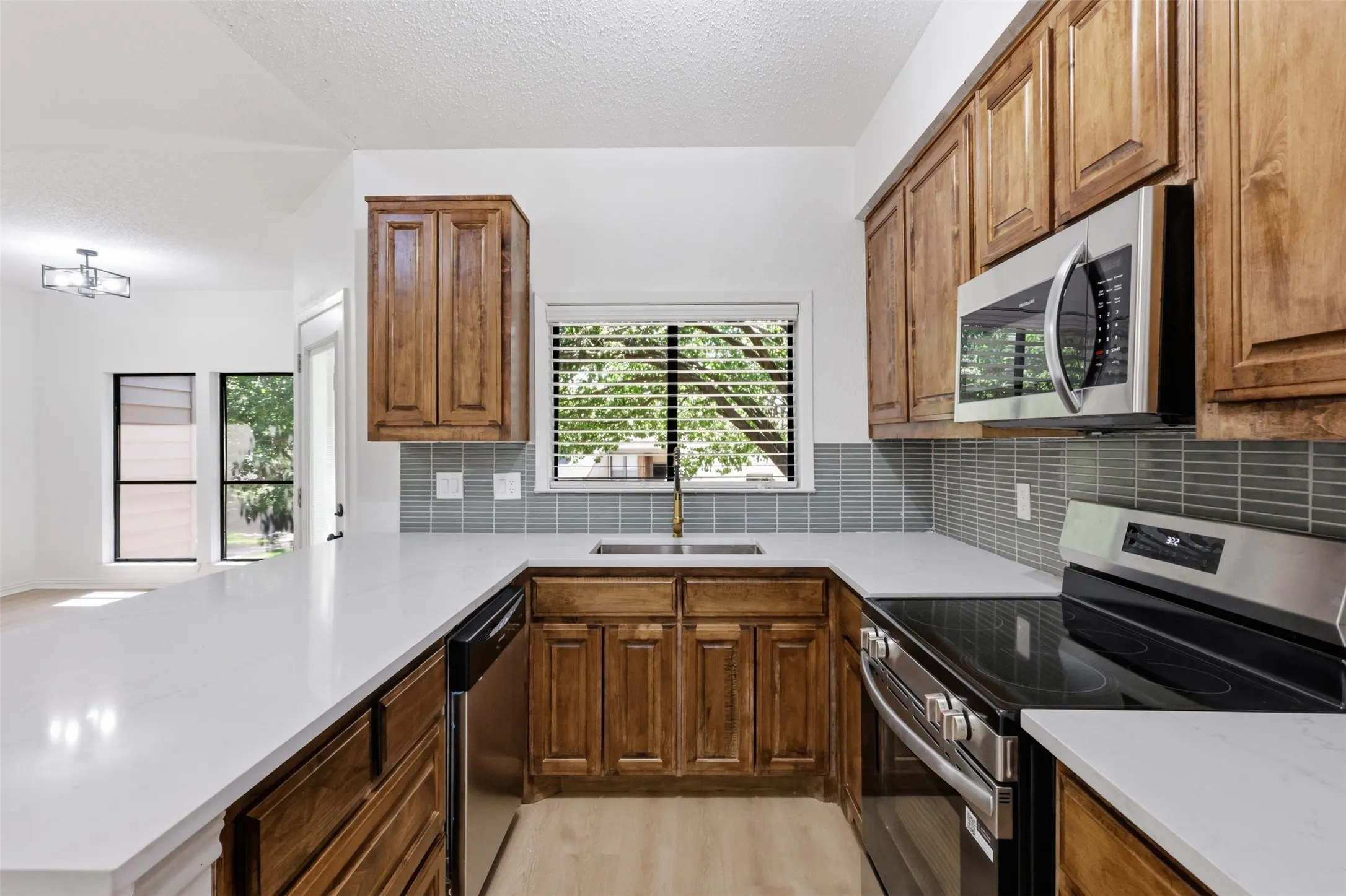Condominium For Sale in Grayson County , 107 Summer Place Circle, Pottsboro, Texas 75076, 2 Bedroom, 3 Bathroom, 1 Garage spaces, 1,211 Sqft, built in 1984, mls#21329768, Real Estate Agent in Pottsboro, Homes For Sale in Grayson county, Homes For Sale in Pottsboro, Realtor in Pottsboro Texas, Real Estate Brokerage Independent Realty Texas, Luminita Cordes Realtor