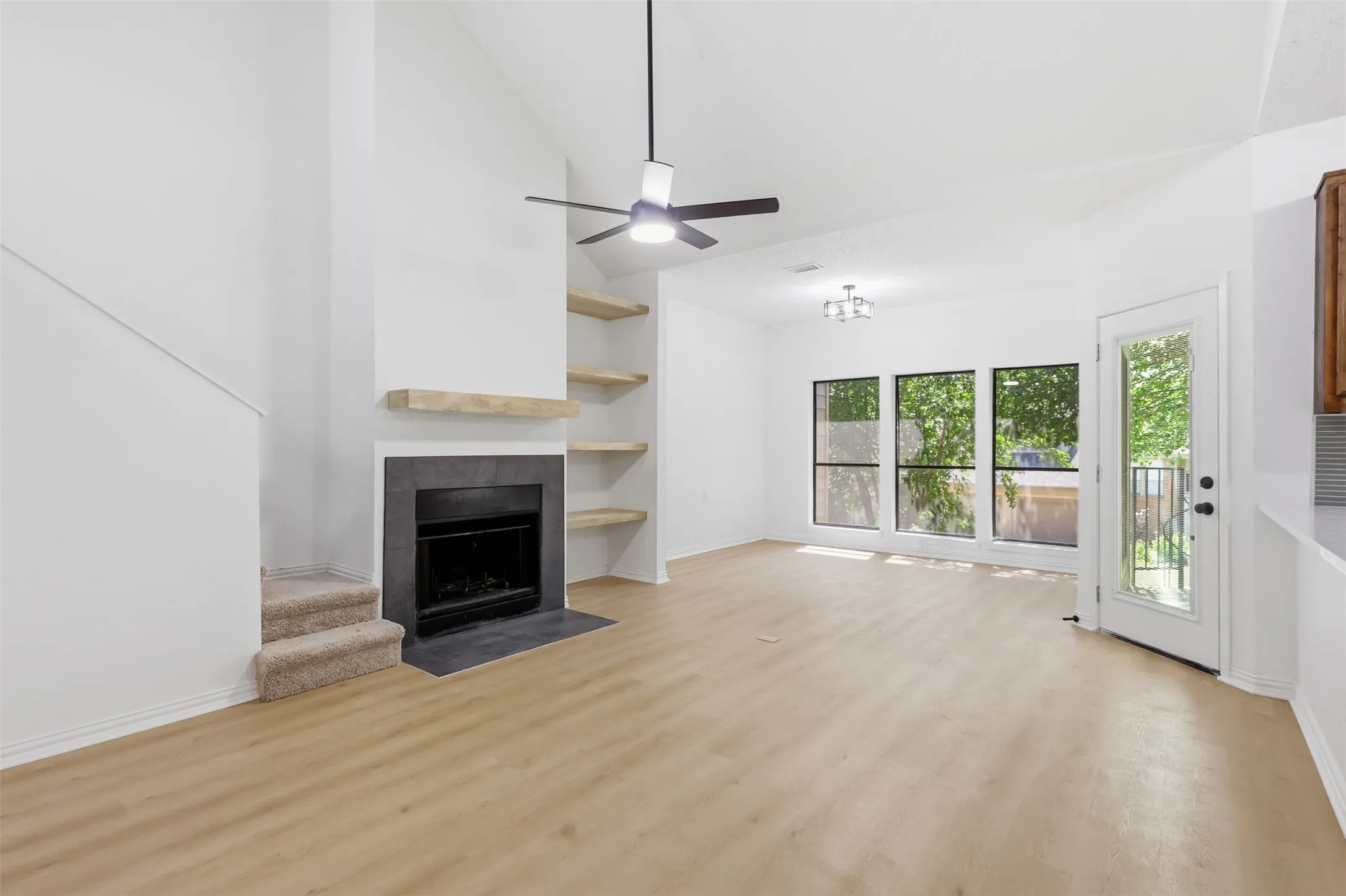Condominium For Sale in Grayson County , 107 Summer Place Circle, Pottsboro, Texas 75076, 2 Bedroom, 3 Bathroom, 1 Garage spaces, 1,211 Sqft, built in 1984, mls#21329768, Real Estate Agent in Pottsboro, Homes For Sale in Grayson county, Homes For Sale in Pottsboro, Realtor in Pottsboro Texas, Real Estate Brokerage Independent Realty Texas, Luminita Cordes Realtor