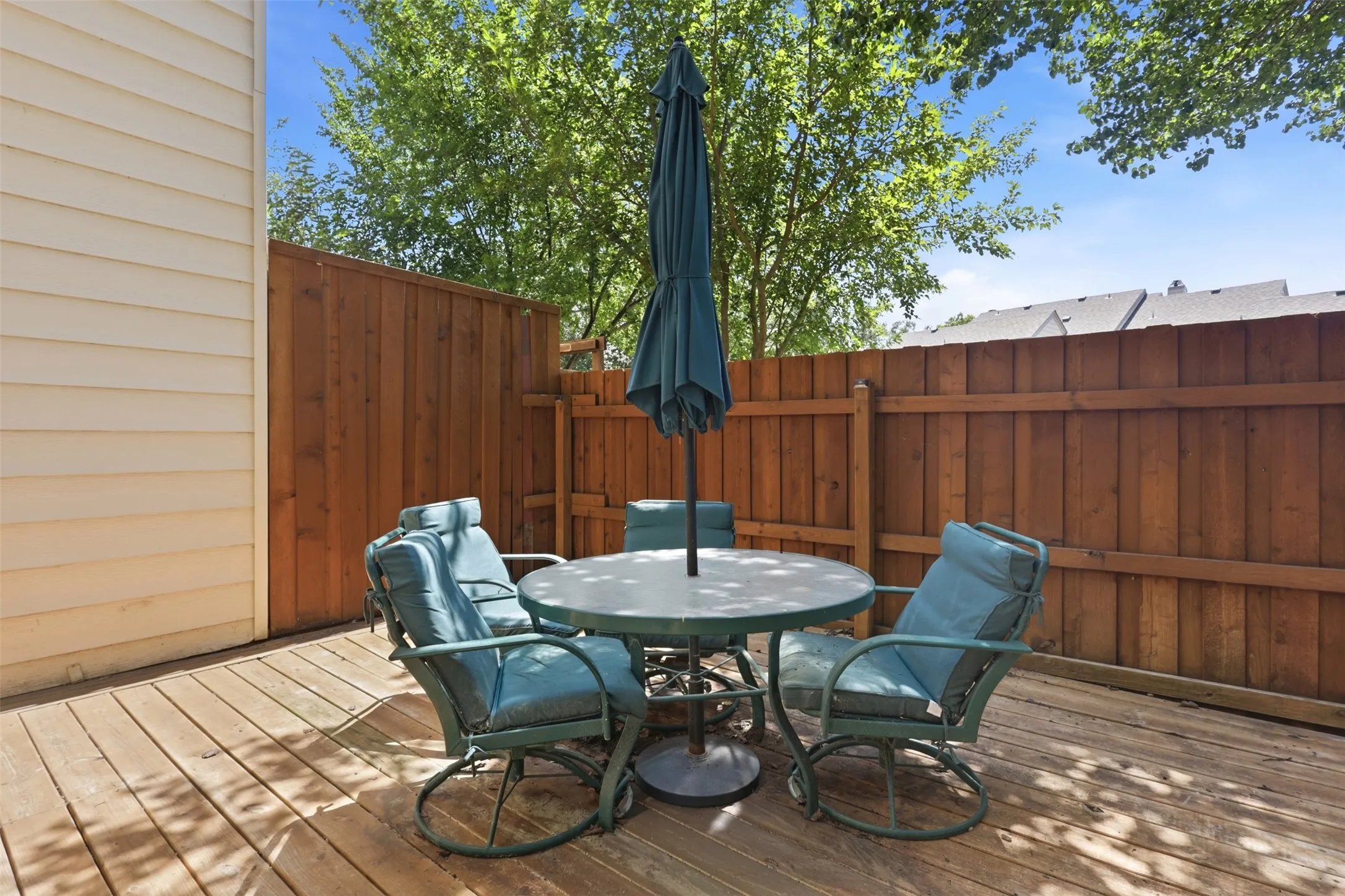 Condominium For Sale in Grayson County , 107 Summer Place Circle, Pottsboro, Texas 75076, 2 Bedroom, 3 Bathroom, 1 Garage spaces, 1,211 Sqft, built in 1984, mls#21329768, Real Estate Agent in Pottsboro, Homes For Sale in Grayson county, Homes For Sale in Pottsboro, Realtor in Pottsboro Texas, Real Estate Brokerage Independent Realty Texas, Luminita Cordes Realtor