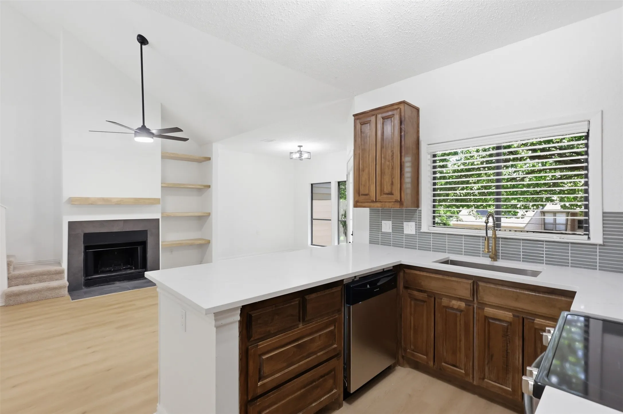 Condominium For Sale in Grayson County , 107 Summer Place Circle, Pottsboro, Texas 75076, 2 Bedroom, 3 Bathroom, 1 Garage spaces, 1,211 Sqft, built in 1984, mls#21329768, Real Estate Agent in Pottsboro, Homes For Sale in Grayson county, Homes For Sale in Pottsboro, Realtor in Pottsboro Texas, Real Estate Brokerage Independent Realty Texas, Luminita Cordes Realtor