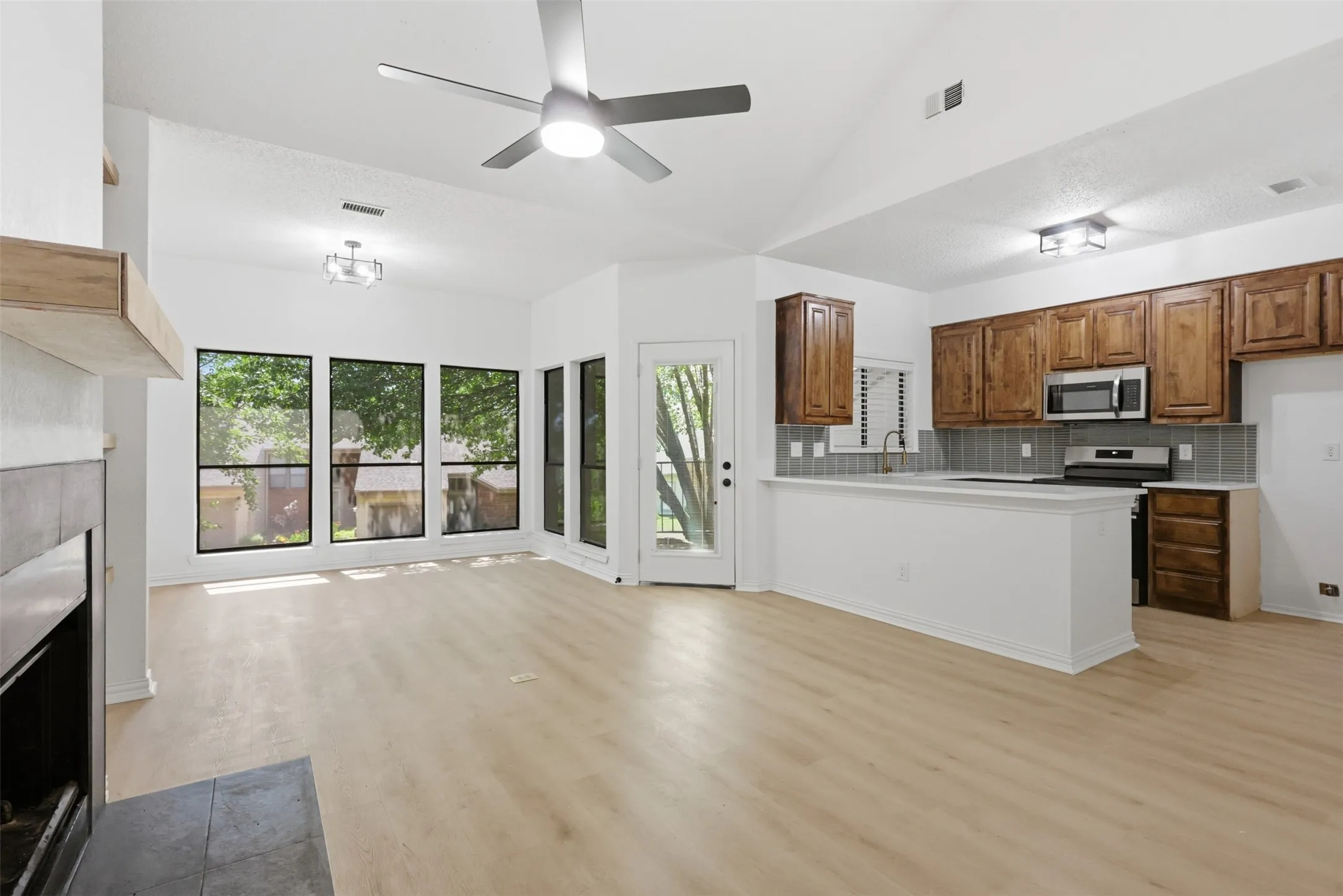Condominium For Sale in Grayson County , 107 Summer Place Circle, Pottsboro, Texas 75076, 2 Bedroom, 3 Bathroom, 1 Garage spaces, 1,211 Sqft, built in 1984, mls#21329768, Real Estate Agent in Pottsboro, Homes For Sale in Grayson county, Homes For Sale in Pottsboro, Realtor in Pottsboro Texas, Real Estate Brokerage Independent Realty Texas, Luminita Cordes Realtor