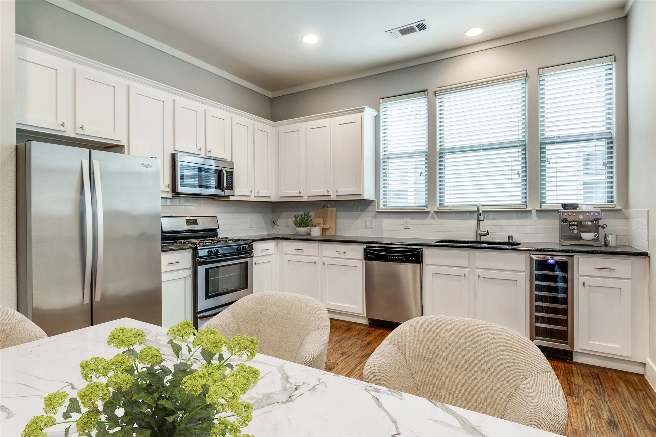 Townhouse For Rent in Dallas County , 4323 Dickason Avenue 13, Dallas, Texas 75219, 2 Bedroom, 3 Bathroom, 2 Garage spaces, 1,379 Sqft, built in 2014, mls#21319782, Real Estate Agent in Dallas, Homes For Rent in Dallas county, Homes For Rent in Dallas, Realtor in Dallas Texas, Real Estate Brokerage Independent Realty Texas, Luminita Cordes Realtor