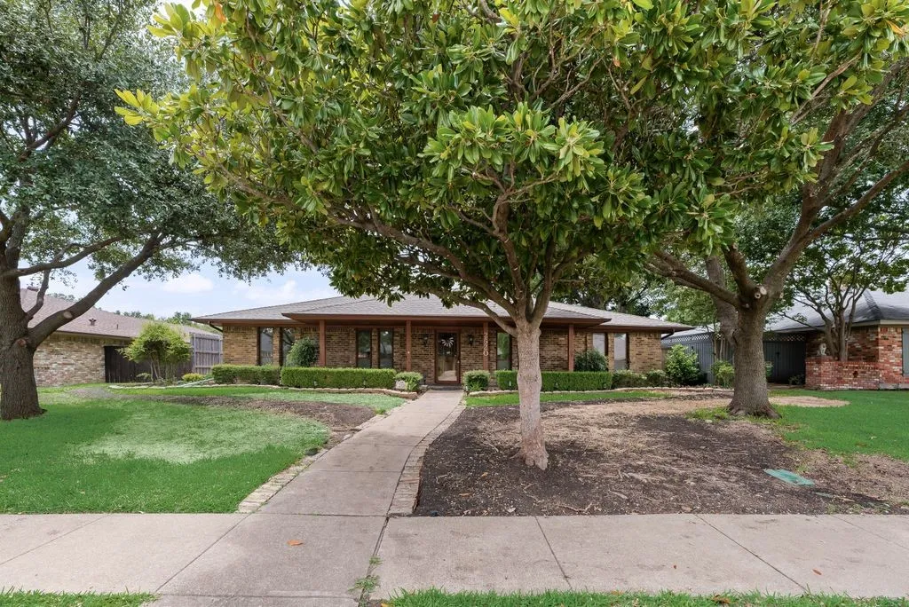 Single Family Residence For Sale in Collin County , 2520 Coleshire Drive, Plano, Texas 75075, 4 Bedroom, 3 Bathroom, 2 Garage spaces, 2,352 Sqft, built in 1972, mls#21330081, Real Estate Agent in Plano, Homes For Sale in Collin county, Homes For Sale in Plano, Realtor in Plano Texas, Real Estate Brokerage Independent Realty Texas, Luminita Cordes Realtor