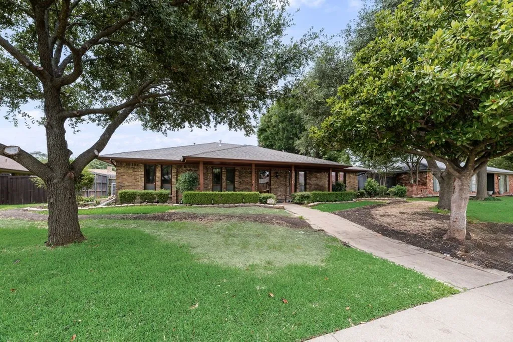 Single Family Residence For Sale in Collin County , 2520 Coleshire Drive, Plano, Texas 75075, 4 Bedroom, 3 Bathroom, 2 Garage spaces, 2,352 Sqft, built in 1972, mls#21330081, Real Estate Agent in Plano, Homes For Sale in Collin county, Homes For Sale in Plano, Realtor in Plano Texas, Real Estate Brokerage Independent Realty Texas, Luminita Cordes Realtor