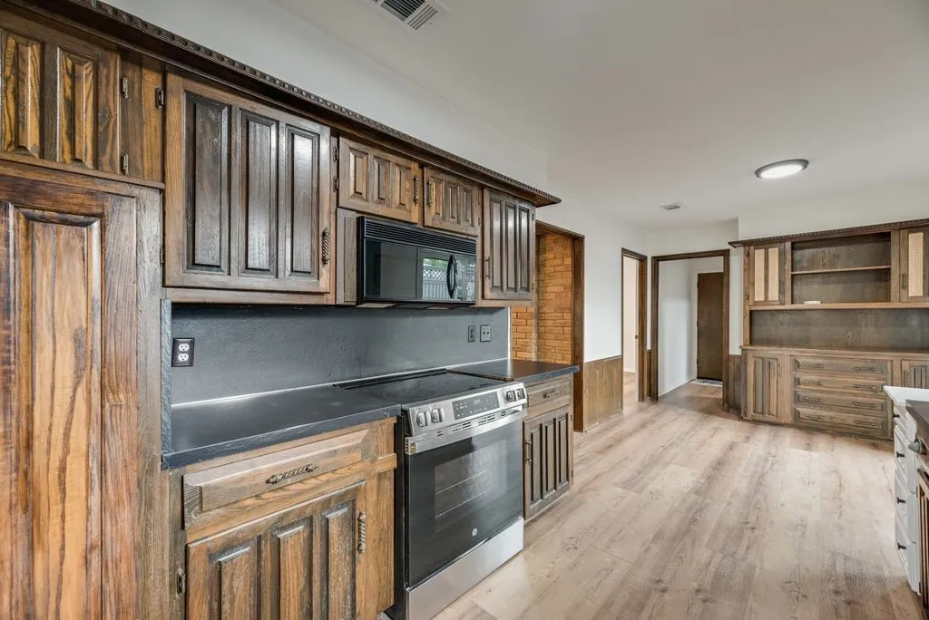 Single Family Residence For Sale in Collin County , 2520 Coleshire Drive, Plano, Texas 75075, 4 Bedroom, 3 Bathroom, 2 Garage spaces, 2,352 Sqft, built in 1972, mls#21330081, Real Estate Agent in Plano, Homes For Sale in Collin county, Homes For Sale in Plano, Realtor in Plano Texas, Real Estate Brokerage Independent Realty Texas, Luminita Cordes Realtor