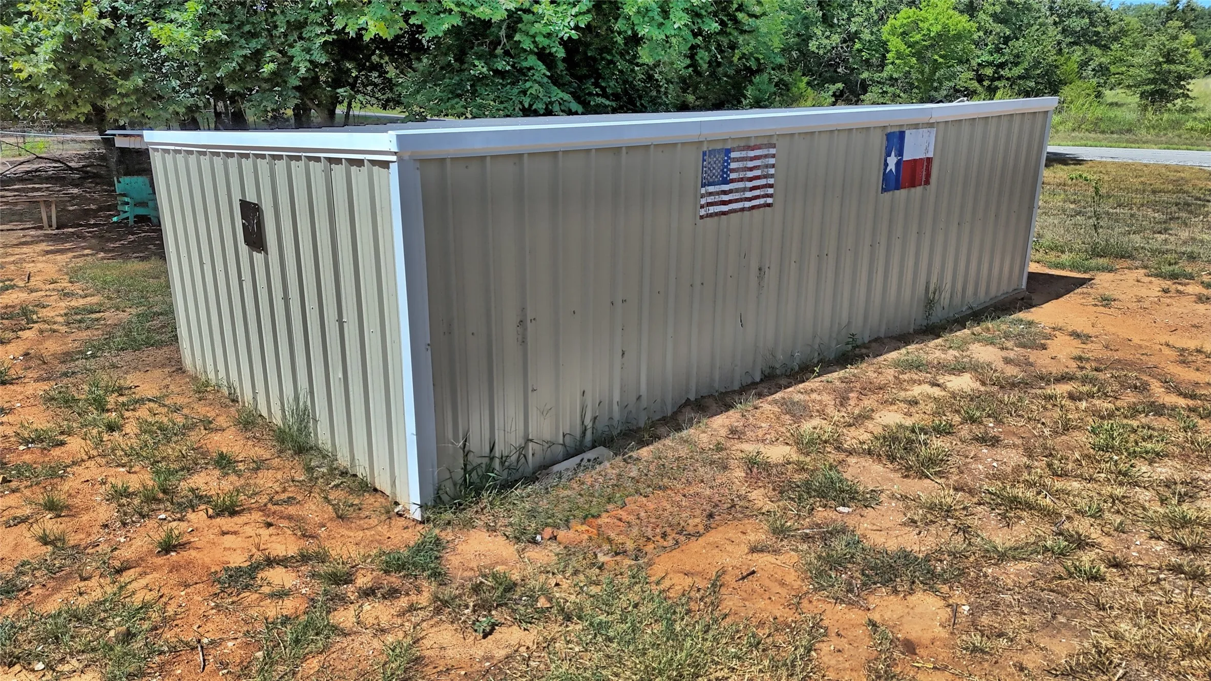 Livestock pen with covered livetstock shelter