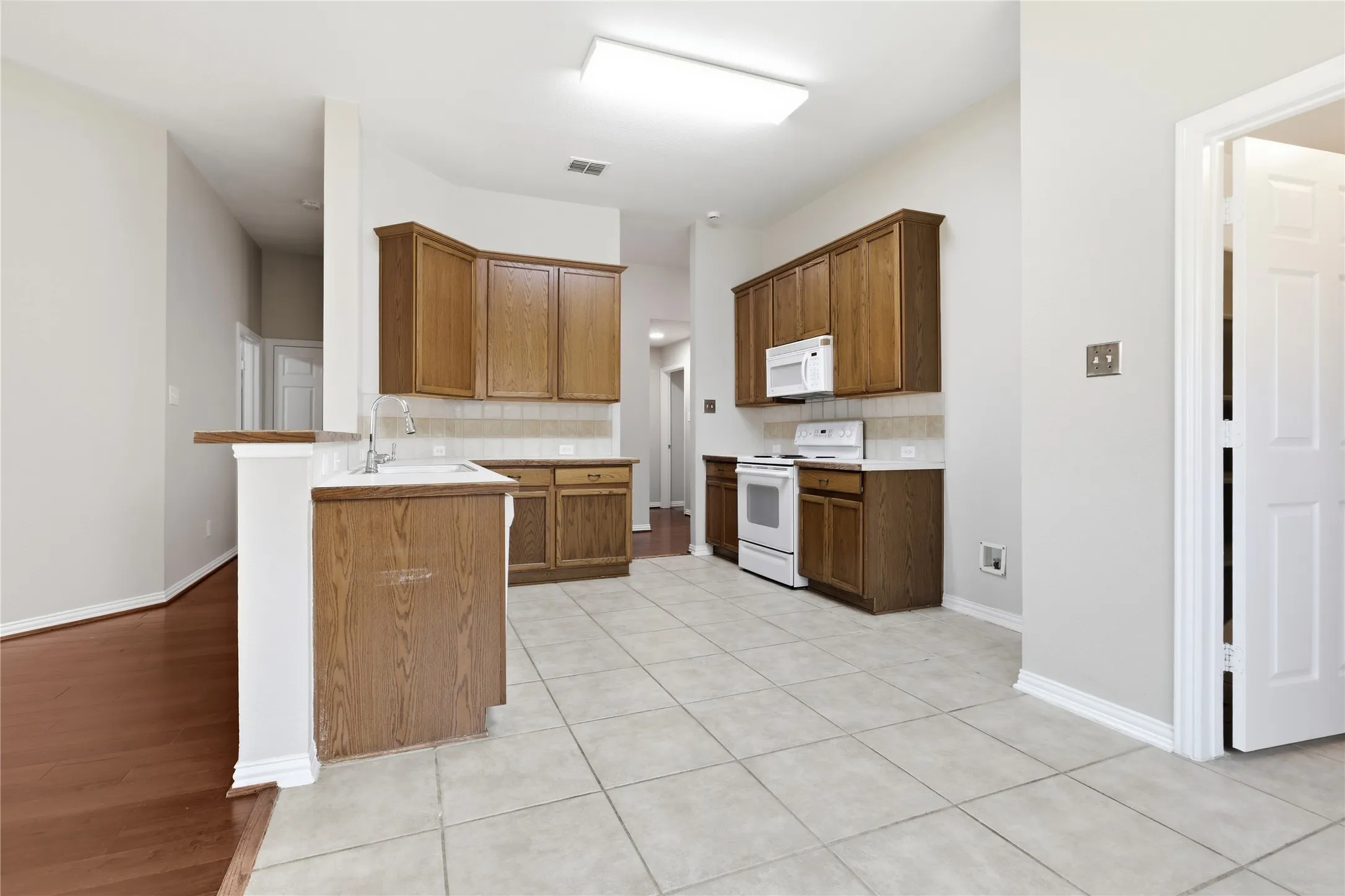 Single Family Residence For Sale in Denton County , 2713 Dawn Spring Drive, Little Elm, Texas 75068, 3 Bedroom, 2 Bathroom, 2 Garage spaces, 1,437 Sqft, built in 2004, mls#21329192, Real Estate Agent in Little Elm, Homes For Sale in Denton county, Homes For Sale in Little Elm, Realtor in Little Elm Texas, Real Estate Brokerage Independent Realty Texas, Luminita Cordes Realtor