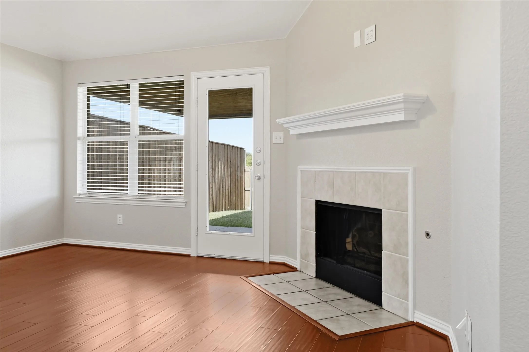 Single Family Residence For Sale in Denton County , 2713 Dawn Spring Drive, Little Elm, Texas 75068, 3 Bedroom, 2 Bathroom, 2 Garage spaces, 1,437 Sqft, built in 2004, mls#21329192, Real Estate Agent in Little Elm, Homes For Sale in Denton county, Homes For Sale in Little Elm, Realtor in Little Elm Texas, Real Estate Brokerage Independent Realty Texas, Luminita Cordes Realtor