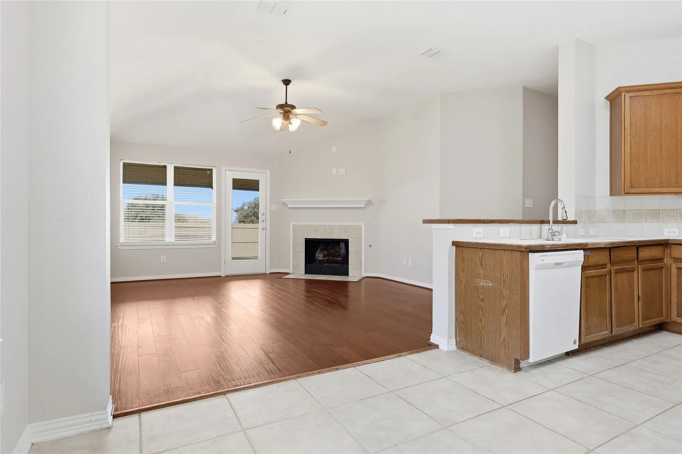 Single Family Residence For Sale in Denton County , 2713 Dawn Spring Drive, Little Elm, Texas 75068, 3 Bedroom, 2 Bathroom, 2 Garage spaces, 1,437 Sqft, built in 2004, mls#21329192, Real Estate Agent in Little Elm, Homes For Sale in Denton county, Homes For Sale in Little Elm, Realtor in Little Elm Texas, Real Estate Brokerage Independent Realty Texas, Luminita Cordes Realtor