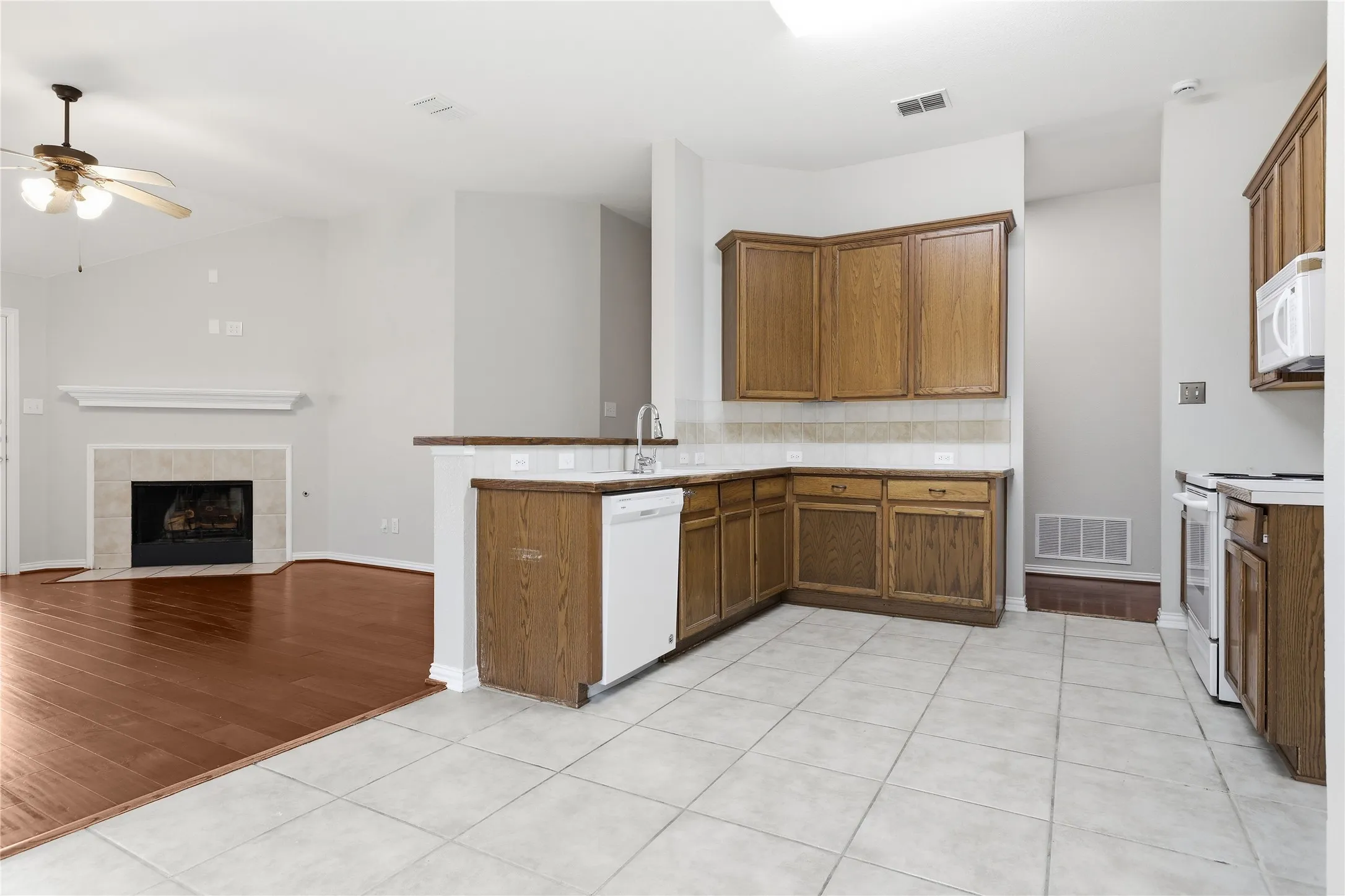 Single Family Residence For Sale in Denton County , 2713 Dawn Spring Drive, Little Elm, Texas 75068, 3 Bedroom, 2 Bathroom, 2 Garage spaces, 1,437 Sqft, built in 2004, mls#21329192, Real Estate Agent in Little Elm, Homes For Sale in Denton county, Homes For Sale in Little Elm, Realtor in Little Elm Texas, Real Estate Brokerage Independent Realty Texas, Luminita Cordes Realtor