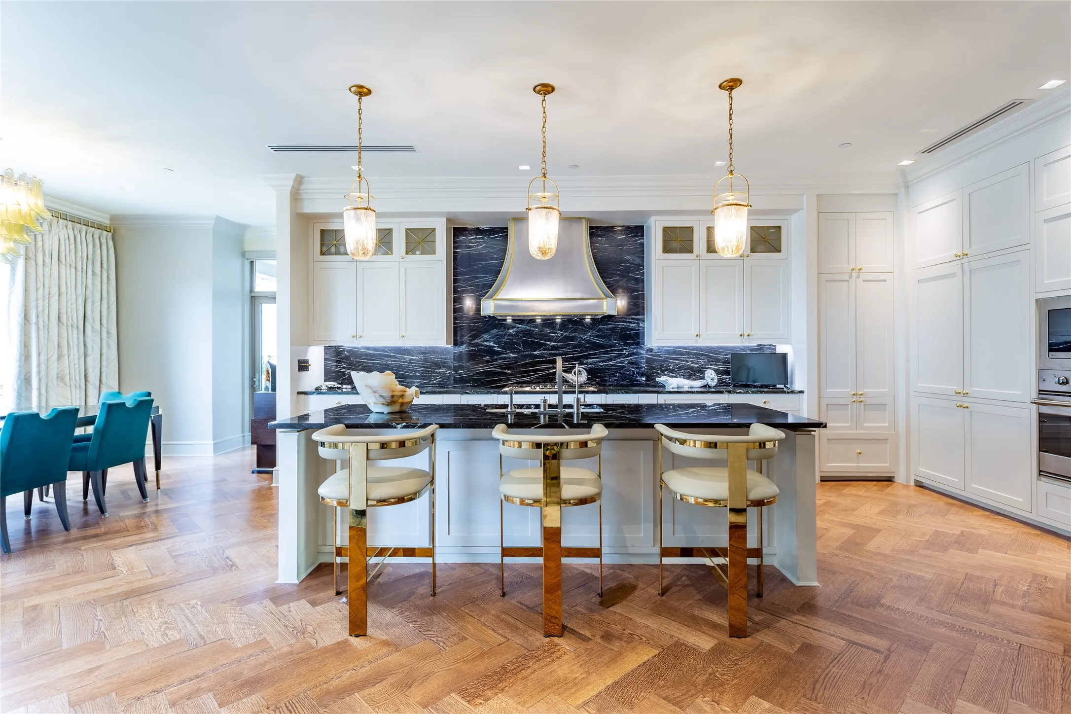 Large Island and Breakfast Bar.