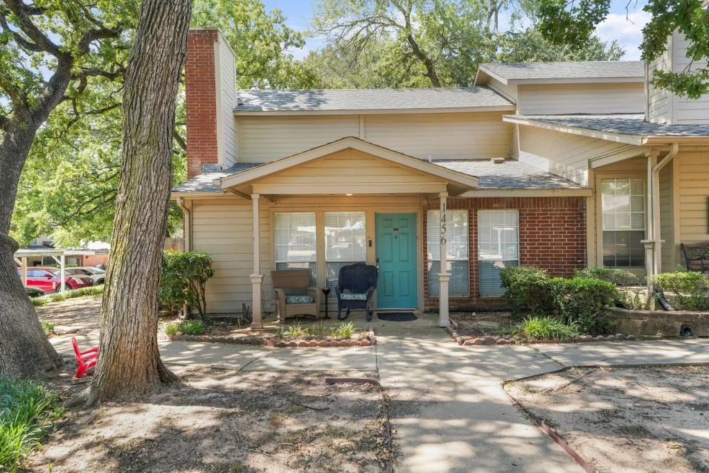 Condominium For Sale in Tarrant County , 1456 Meadowood Village Drive, Fort Worth, Texas 76120, 2 Bedroom, 2 Bathroom, Garage spaces, 900 Sqft, built in 1984, mls#21330152, Real Estate Agent in Fort Worth, Homes For Sale in Tarrant county, Homes For Sale in Fort Worth, Realtor in Fort Worth Texas, Real Estate Brokerage Independent Realty Texas, Luminita Cordes Realtor