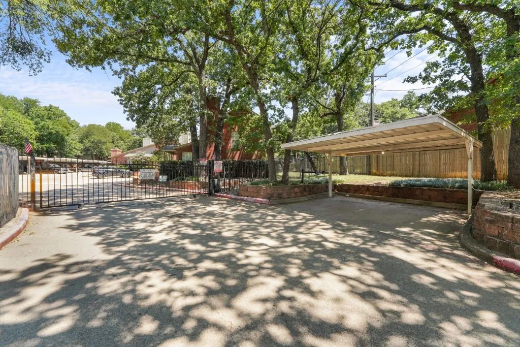 Condominium For Sale in Tarrant County , 1456 Meadowood Village Drive, Fort Worth, Texas 76120, 2 Bedroom, 2 Bathroom, Garage spaces, 900 Sqft, built in 1984, mls#21330152, Real Estate Agent in Fort Worth, Homes For Sale in Tarrant county, Homes For Sale in Fort Worth, Realtor in Fort Worth Texas, Real Estate Brokerage Independent Realty Texas, Luminita Cordes Realtor