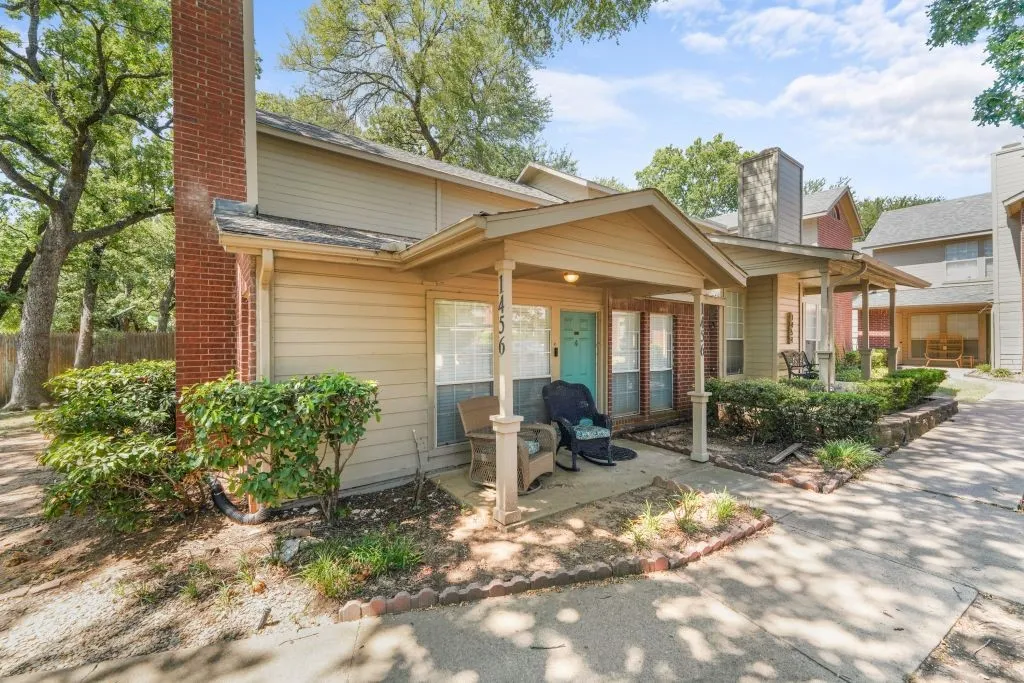 Condominium For Sale in Tarrant County , 1456 Meadowood Village Drive, Fort Worth, Texas 76120, 2 Bedroom, 2 Bathroom, Garage spaces, 900 Sqft, built in 1984, mls#21330152, Real Estate Agent in Fort Worth, Homes For Sale in Tarrant county, Homes For Sale in Fort Worth, Realtor in Fort Worth Texas, Real Estate Brokerage Independent Realty Texas, Luminita Cordes Realtor