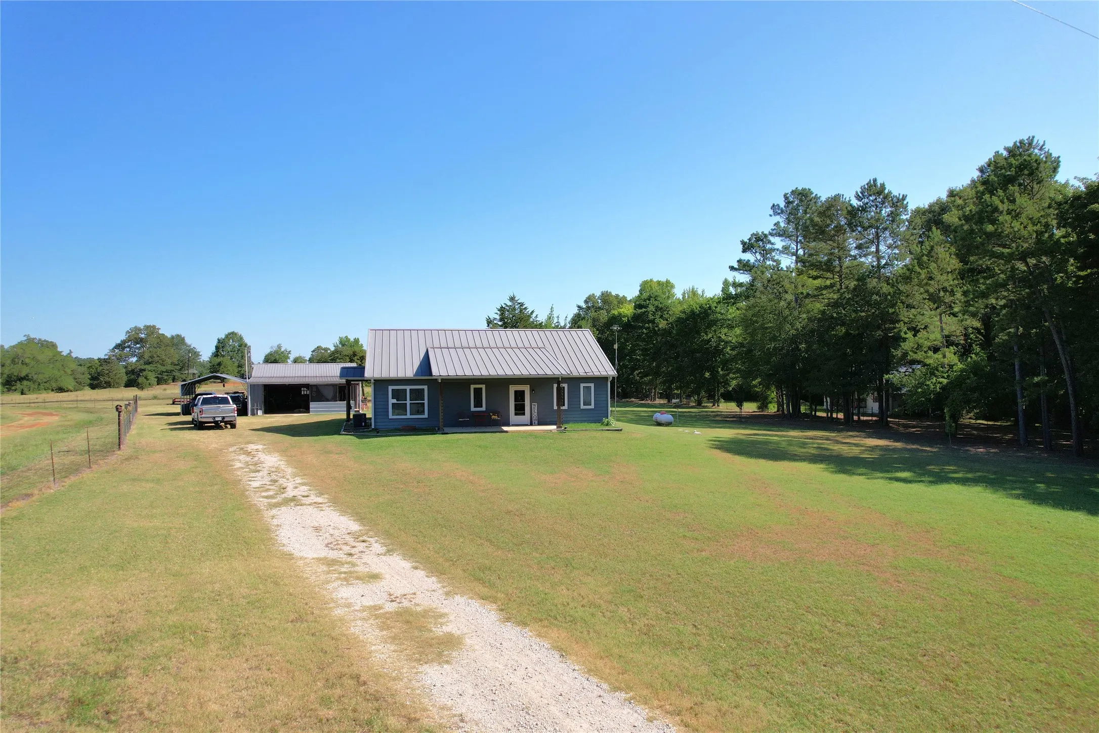 Single Family Residence For Sale in Wood County , 1575 County Road 3860, Hawkins, Texas 75765, 2 Bedroom, 2 Bathroom, Garage spaces, 1,460 Sqft, built in 2018, mls#21330184, Real Estate Agent in Hawkins, Homes For Sale in Wood county, Homes For Sale in Hawkins, Realtor in Hawkins Texas, Real Estate Brokerage Independent Realty Texas, Luminita Cordes Realtor