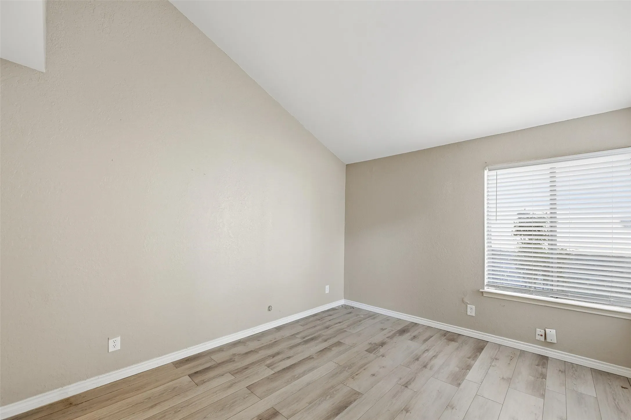 Condominium For Sale in Dallas County , 821 Dublin Drive 211, Richardson, Texas 75080, 2 Bedroom, 2 Bathroom, Garage spaces, 1,272 Sqft, built in 1981, mls#21330193, Real Estate Agent in Richardson, Homes For Sale in Dallas county, Homes For Sale in Richardson, Realtor in Richardson Texas, Real Estate Brokerage Independent Realty Texas, Luminita Cordes Realtor