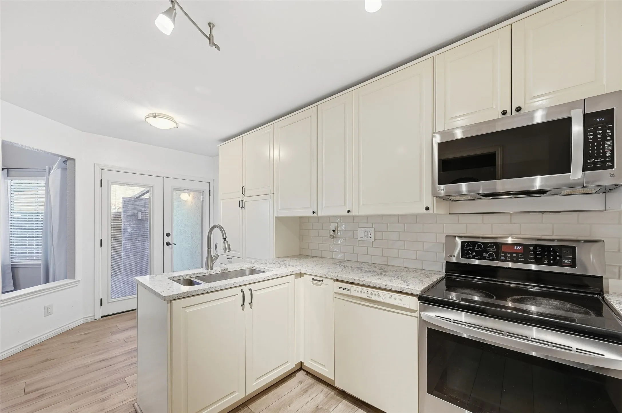 Condominium For Sale in Dallas County , 821 Dublin Drive 211, Richardson, Texas 75080, 2 Bedroom, 2 Bathroom, Garage spaces, 1,272 Sqft, built in 1981, mls#21330193, Real Estate Agent in Richardson, Homes For Sale in Dallas county, Homes For Sale in Richardson, Realtor in Richardson Texas, Real Estate Brokerage Independent Realty Texas, Luminita Cordes Realtor