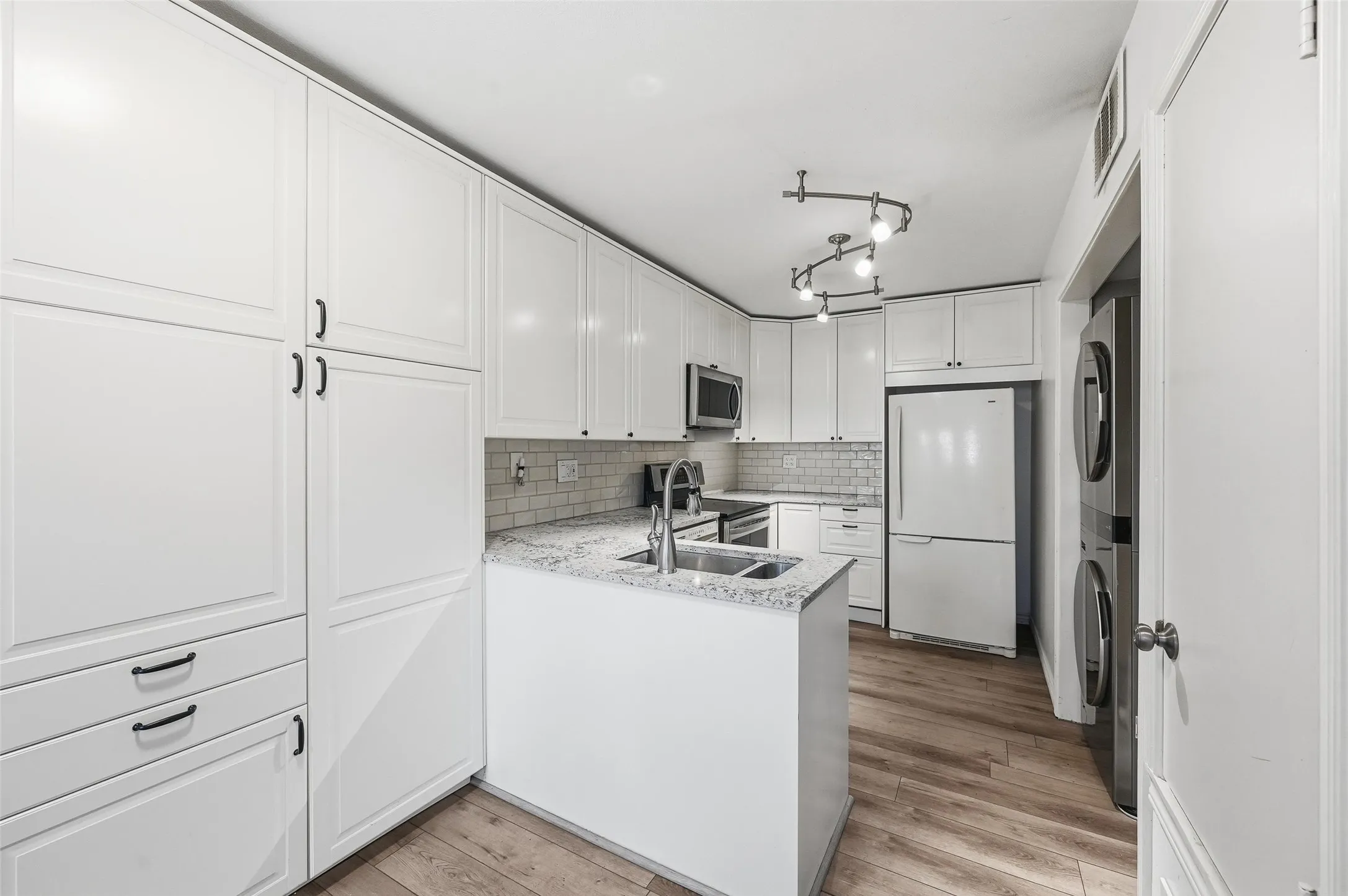 Condominium For Sale in Dallas County , 821 Dublin Drive 211, Richardson, Texas 75080, 2 Bedroom, 2 Bathroom, Garage spaces, 1,272 Sqft, built in 1981, mls#21330193, Real Estate Agent in Richardson, Homes For Sale in Dallas county, Homes For Sale in Richardson, Realtor in Richardson Texas, Real Estate Brokerage Independent Realty Texas, Luminita Cordes Realtor