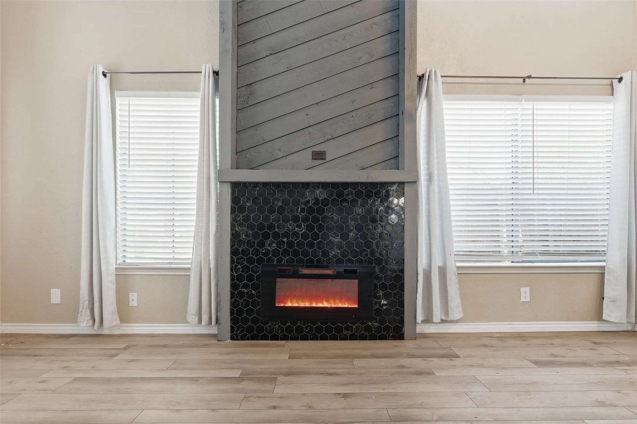 Condominium For Sale in Dallas County , 821 Dublin Drive 211, Richardson, Texas 75080, 2 Bedroom, 2 Bathroom, Garage spaces, 1,272 Sqft, built in 1981, mls#21330193, Real Estate Agent in Richardson, Homes For Sale in Dallas county, Homes For Sale in Richardson, Realtor in Richardson Texas, Real Estate Brokerage Independent Realty Texas, Luminita Cordes Realtor