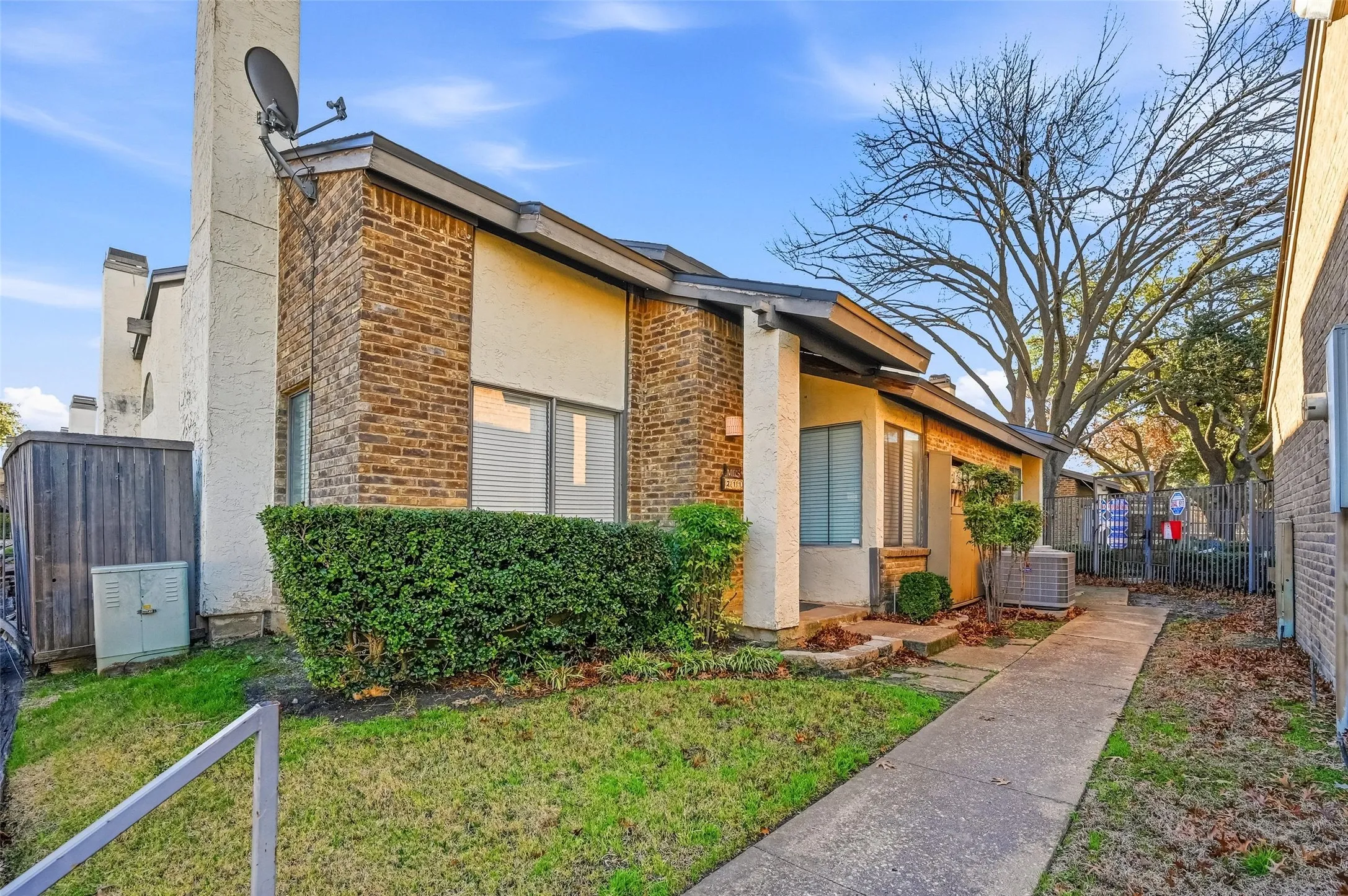 Condominium For Sale in Dallas County , 821 Dublin Drive 211, Richardson, Texas 75080, 2 Bedroom, 2 Bathroom, Garage spaces, 1,272 Sqft, built in 1981, mls#21330193, Real Estate Agent in Richardson, Homes For Sale in Dallas county, Homes For Sale in Richardson, Realtor in Richardson Texas, Real Estate Brokerage Independent Realty Texas, Luminita Cordes Realtor