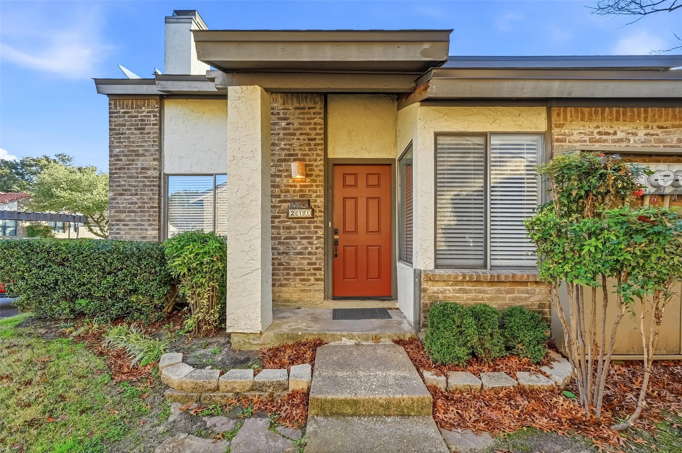 Condominium For Sale in Dallas County , 821 Dublin Drive 211, Richardson, Texas 75080, 2 Bedroom, 2 Bathroom, Garage spaces, 1,272 Sqft, built in 1981, mls#21330193, Real Estate Agent in Richardson, Homes For Sale in Dallas county, Homes For Sale in Richardson, Realtor in Richardson Texas, Real Estate Brokerage Independent Realty Texas, Luminita Cordes Realtor