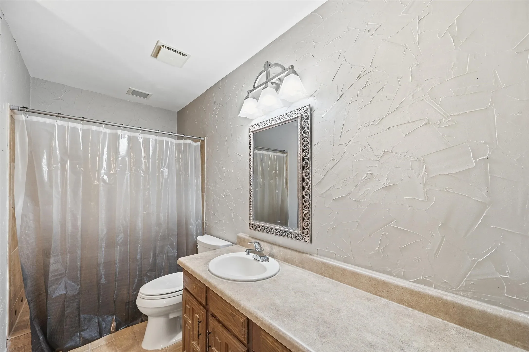 Condominium For Sale in Dallas County , 821 Dublin Drive 211, Richardson, Texas 75080, 2 Bedroom, 2 Bathroom, Garage spaces, 1,272 Sqft, built in 1981, mls#21330193, Real Estate Agent in Richardson, Homes For Sale in Dallas county, Homes For Sale in Richardson, Realtor in Richardson Texas, Real Estate Brokerage Independent Realty Texas, Luminita Cordes Realtor