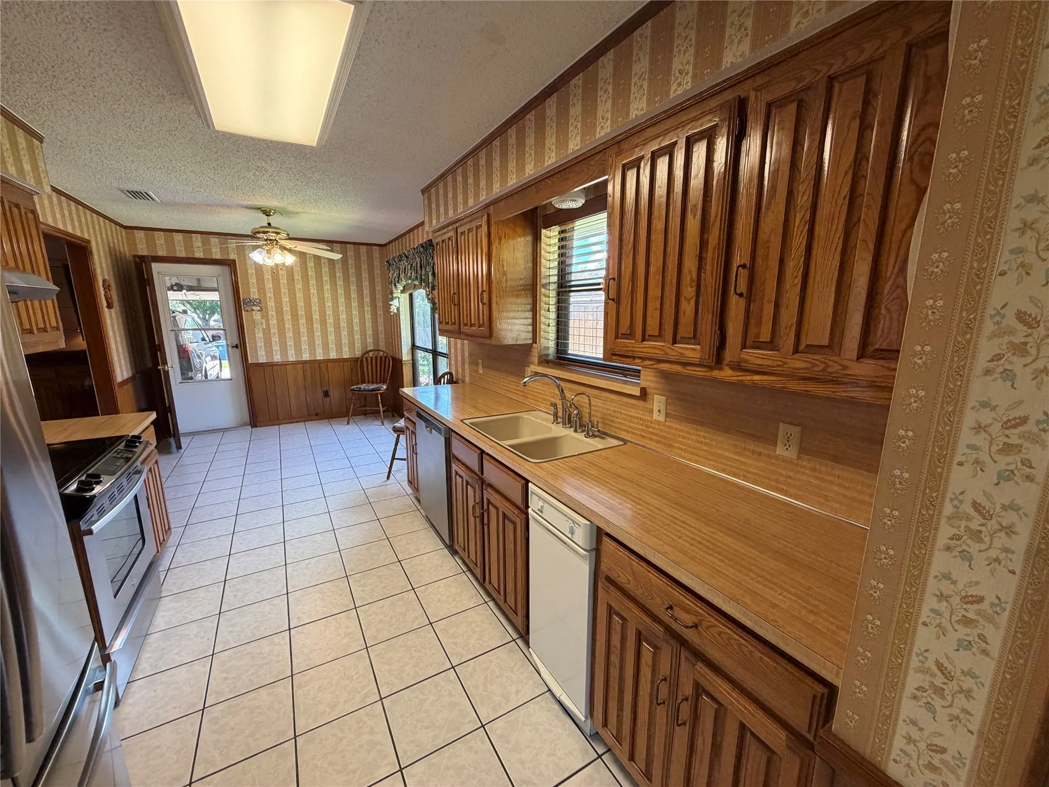 Single Family Residence For Sale in Rockwall County , 910 Village Green Drive, Rockwall, Texas 75087, 4 Bedroom, 2 Bathroom, 2 Garage spaces, 1,958 Sqft, built in 1985, mls#21330057, Real Estate Agent in Rockwall, Homes For Sale in Rockwall county, Homes For Sale in Rockwall, Realtor in Rockwall Texas, Real Estate Brokerage Independent Realty Texas, Luminita Cordes Realtor