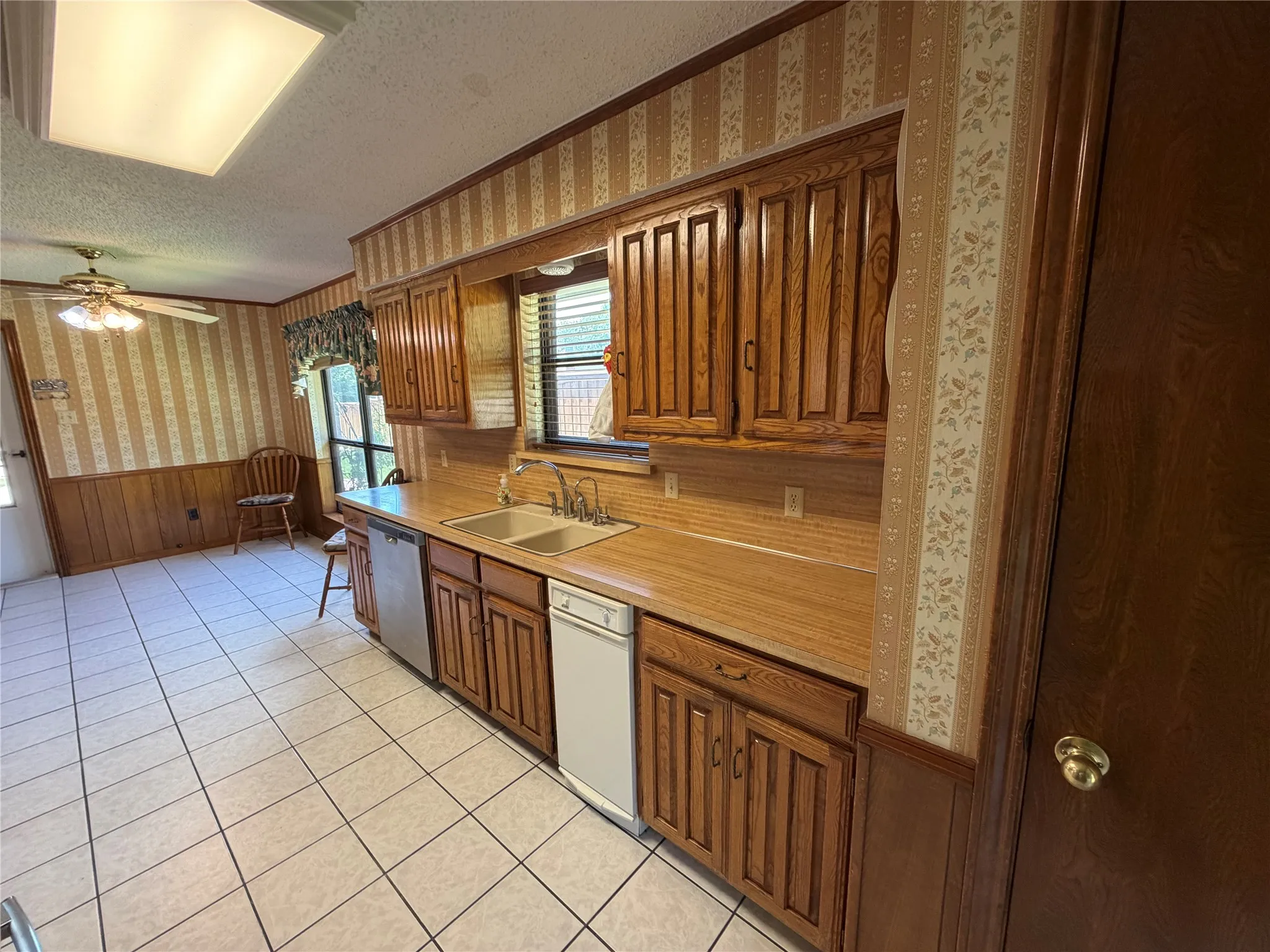 Single Family Residence For Sale in Rockwall County , 910 Village Green Drive, Rockwall, Texas 75087, 4 Bedroom, 2 Bathroom, 2 Garage spaces, 1,958 Sqft, built in 1985, mls#21330057, Real Estate Agent in Rockwall, Homes For Sale in Rockwall county, Homes For Sale in Rockwall, Realtor in Rockwall Texas, Real Estate Brokerage Independent Realty Texas, Luminita Cordes Realtor