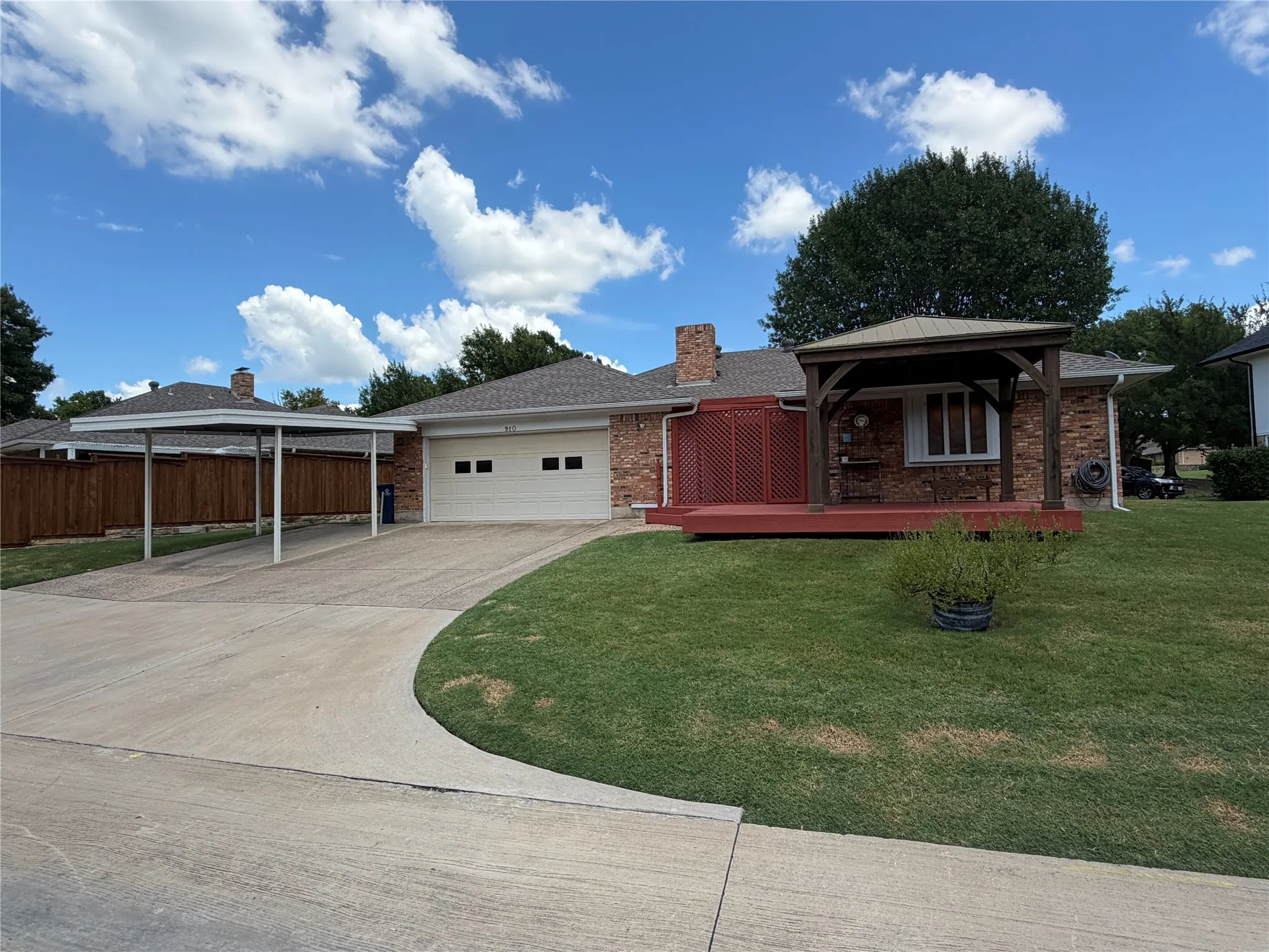 Single Family Residence For Sale in Rockwall County , 910 Village Green Drive, Rockwall, Texas 75087, 4 Bedroom, 2 Bathroom, 2 Garage spaces, 1,958 Sqft, built in 1985, mls#21330057, Real Estate Agent in Rockwall, Homes For Sale in Rockwall county, Homes For Sale in Rockwall, Realtor in Rockwall Texas, Real Estate Brokerage Independent Realty Texas, Luminita Cordes Realtor