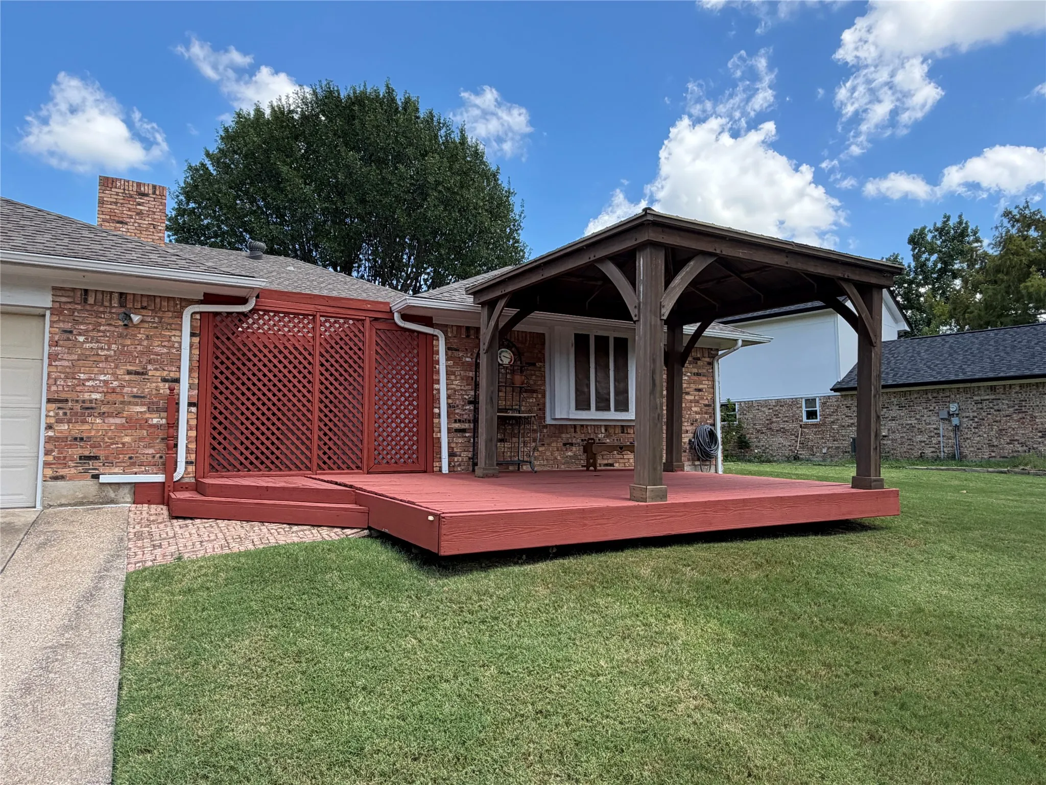 Single Family Residence For Sale in Rockwall County , 910 Village Green Drive, Rockwall, Texas 75087, 4 Bedroom, 2 Bathroom, 2 Garage spaces, 1,958 Sqft, built in 1985, mls#21330057, Real Estate Agent in Rockwall, Homes For Sale in Rockwall county, Homes For Sale in Rockwall, Realtor in Rockwall Texas, Real Estate Brokerage Independent Realty Texas, Luminita Cordes Realtor