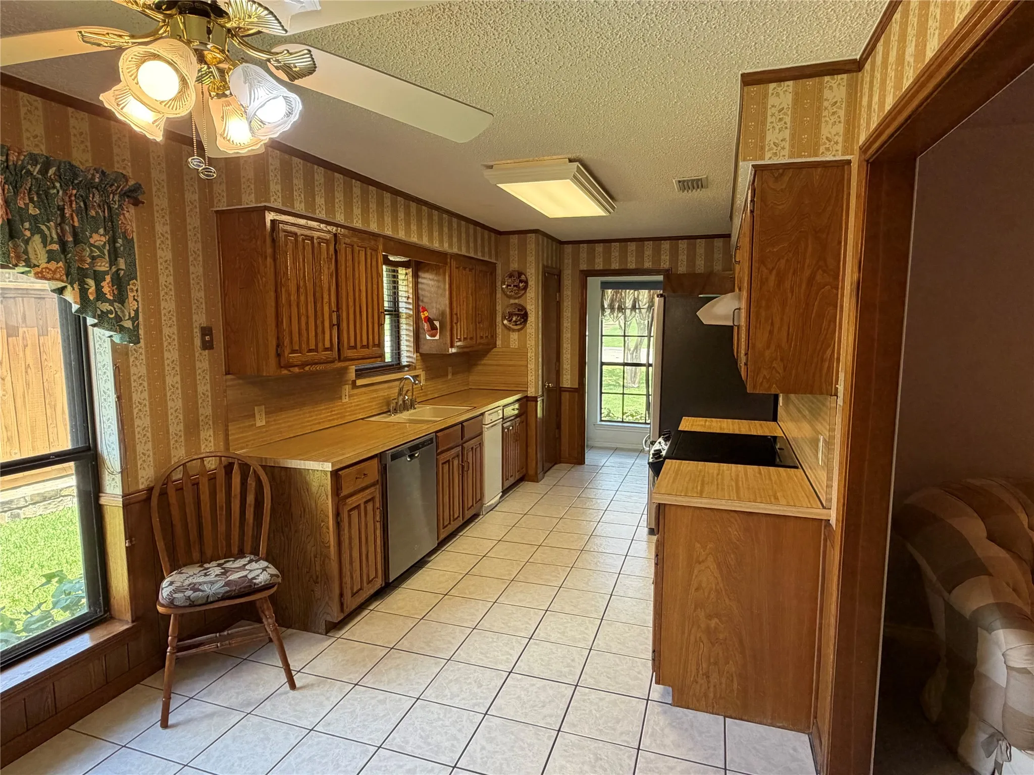 Single Family Residence For Sale in Rockwall County , 910 Village Green Drive, Rockwall, Texas 75087, 4 Bedroom, 2 Bathroom, 2 Garage spaces, 1,958 Sqft, built in 1985, mls#21330057, Real Estate Agent in Rockwall, Homes For Sale in Rockwall county, Homes For Sale in Rockwall, Realtor in Rockwall Texas, Real Estate Brokerage Independent Realty Texas, Luminita Cordes Realtor