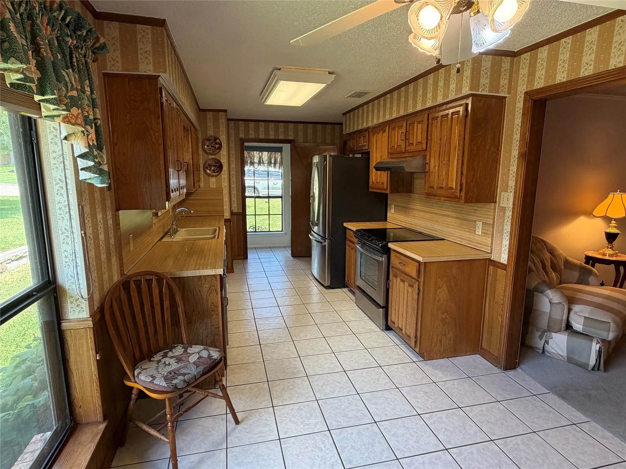 Single Family Residence For Sale in Rockwall County , 910 Village Green Drive, Rockwall, Texas 75087, 4 Bedroom, 2 Bathroom, 2 Garage spaces, 1,958 Sqft, built in 1985, mls#21330057, Real Estate Agent in Rockwall, Homes For Sale in Rockwall county, Homes For Sale in Rockwall, Realtor in Rockwall Texas, Real Estate Brokerage Independent Realty Texas, Luminita Cordes Realtor