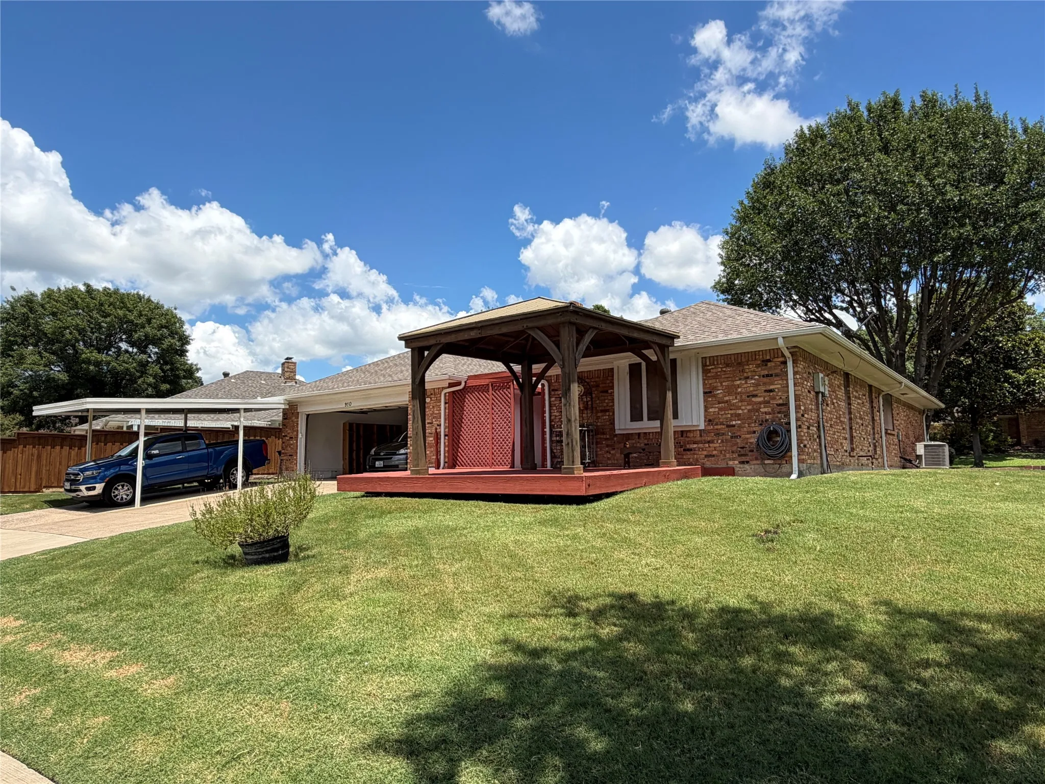Single Family Residence For Sale in Rockwall County , 910 Village Green Drive, Rockwall, Texas 75087, 4 Bedroom, 2 Bathroom, 2 Garage spaces, 1,958 Sqft, built in 1985, mls#21330057, Real Estate Agent in Rockwall, Homes For Sale in Rockwall county, Homes For Sale in Rockwall, Realtor in Rockwall Texas, Real Estate Brokerage Independent Realty Texas, Luminita Cordes Realtor