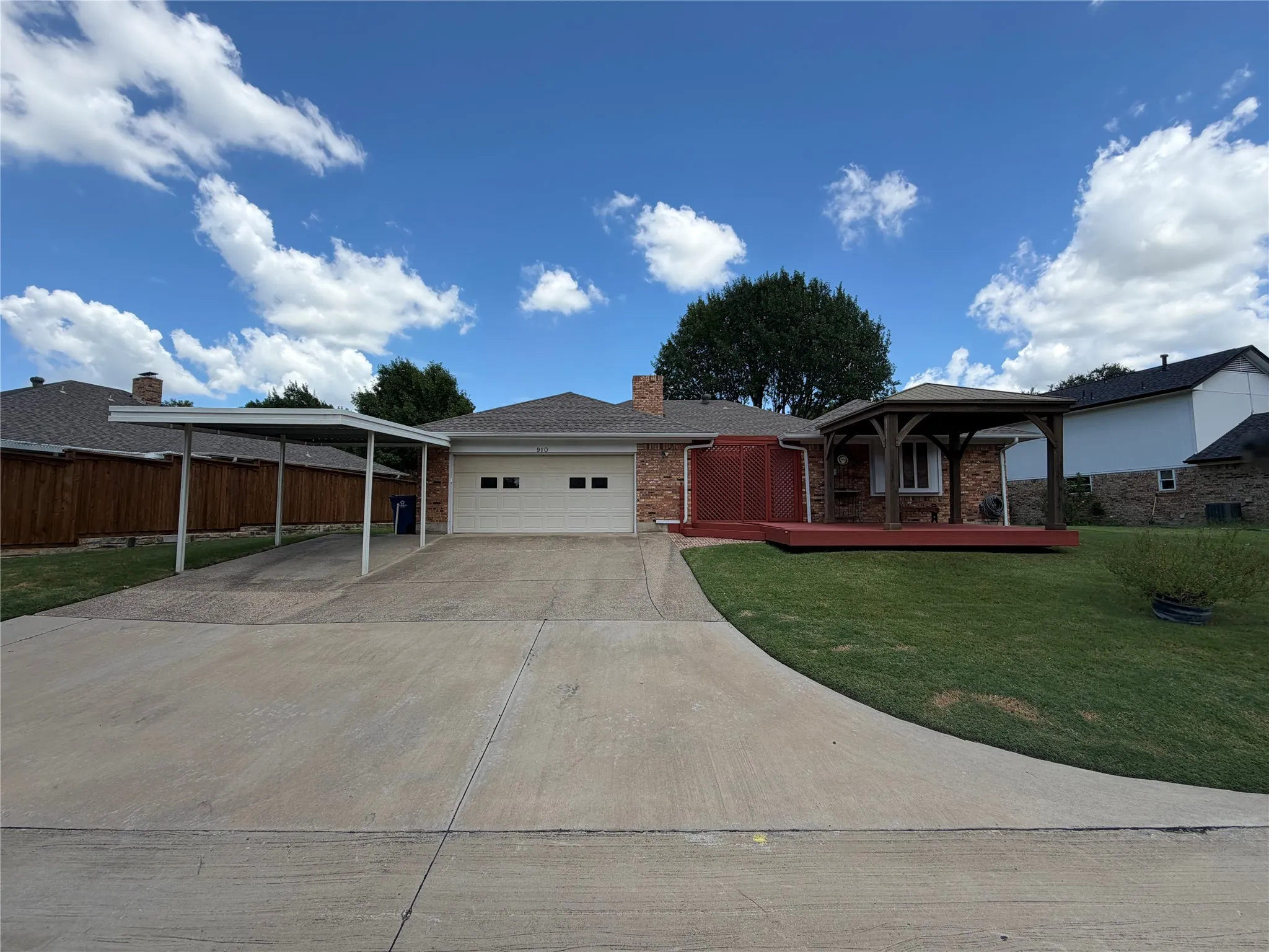 Single Family Residence For Sale in Rockwall County , 910 Village Green Drive, Rockwall, Texas 75087, 4 Bedroom, 2 Bathroom, 2 Garage spaces, 1,958 Sqft, built in 1985, mls#21330057, Real Estate Agent in Rockwall, Homes For Sale in Rockwall county, Homes For Sale in Rockwall, Realtor in Rockwall Texas, Real Estate Brokerage Independent Realty Texas, Luminita Cordes Realtor