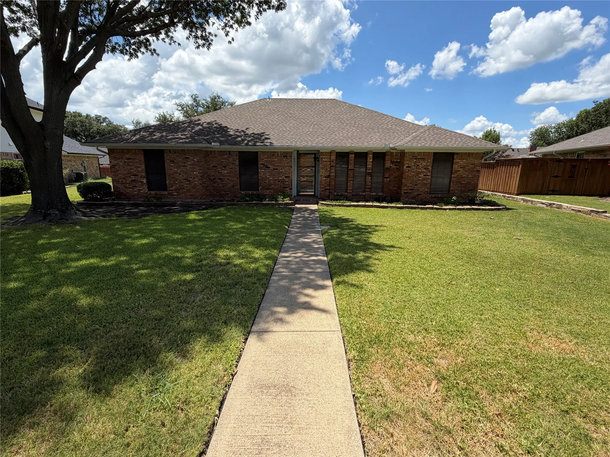 Single Family Residence For Sale in Rockwall County , 910 Village Green Drive, Rockwall, Texas 75087, 4 Bedroom, 2 Bathroom, 2 Garage spaces, 1,958 Sqft, built in 1985, mls#21330057, Real Estate Agent in Rockwall, Homes For Sale in Rockwall county, Homes For Sale in Rockwall, Realtor in Rockwall Texas, Real Estate Brokerage Independent Realty Texas, Luminita Cordes Realtor