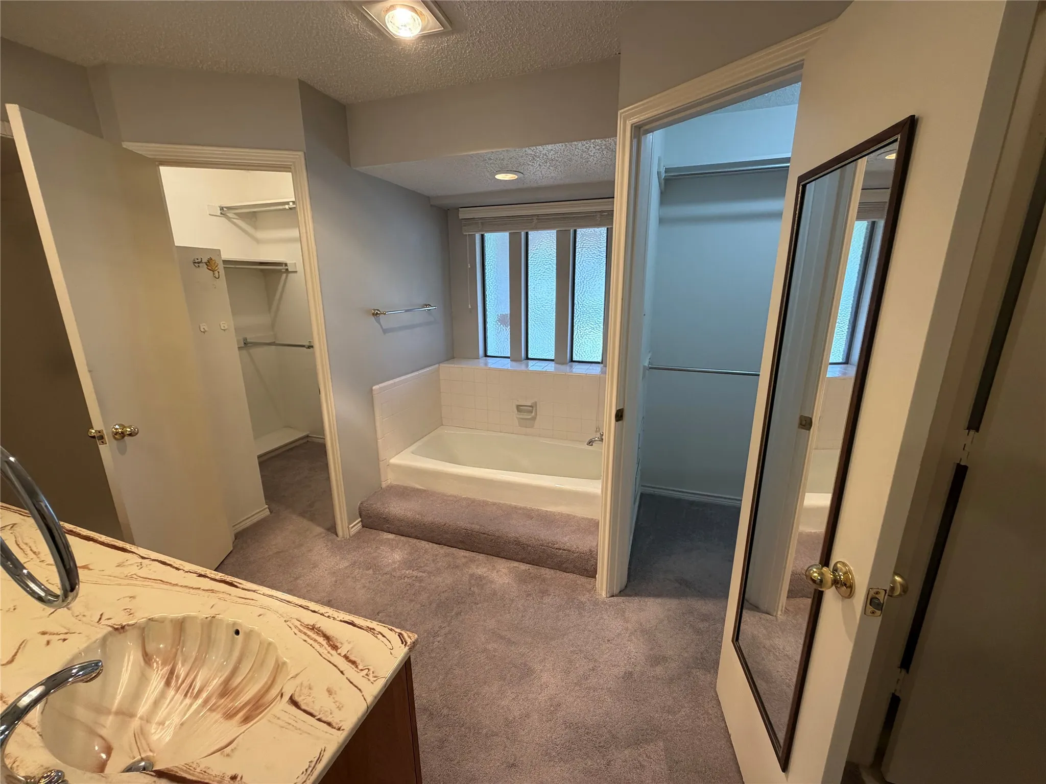 Single Family Residence For Sale in Rockwall County , 910 Village Green Drive, Rockwall, Texas 75087, 4 Bedroom, 2 Bathroom, 2 Garage spaces, 1,958 Sqft, built in 1985, mls#21330057, Real Estate Agent in Rockwall, Homes For Sale in Rockwall county, Homes For Sale in Rockwall, Realtor in Rockwall Texas, Real Estate Brokerage Independent Realty Texas, Luminita Cordes Realtor