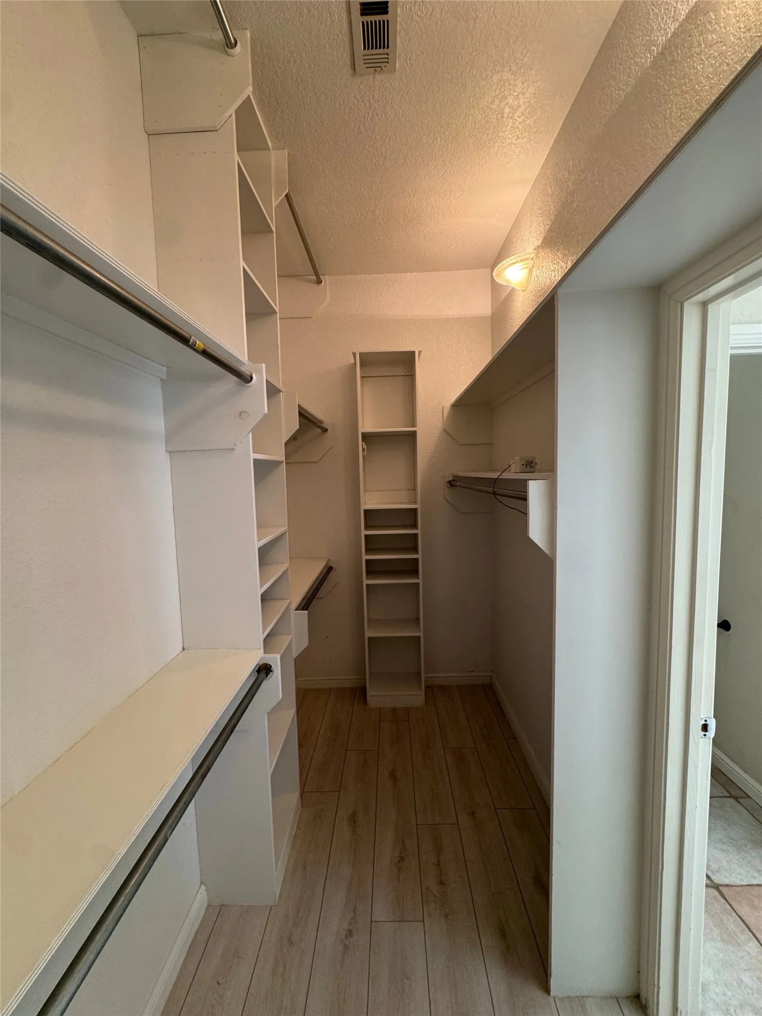 Single Family Residence For Rent in Tarrant County , 6376 Newport Court, Fort Worth, Texas 76116, 4 Bedroom, 3 Bathroom, 2 Garage spaces, 2,738 Sqft, built in 1999, mls#21328169, Real Estate Agent in Fort Worth, Homes For Rent in Tarrant county, Homes For Rent in Fort Worth, Realtor in Fort Worth Texas, Real Estate Brokerage Independent Realty Texas, Luminita Cordes Realtor
