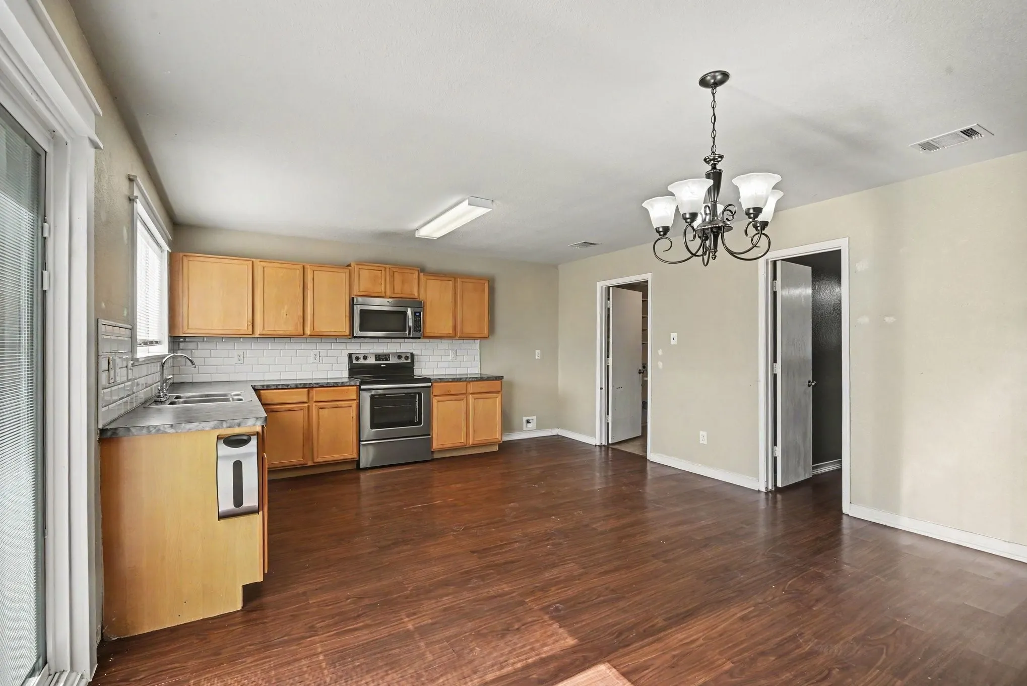 Single Family Residence For Sale in Tarrant County , 7164 Kickapoo Drive, Fort Worth, Texas 76179, 4 Bedroom, 3 Bathroom, 2 Garage spaces, 3,032 Sqft, built in 2007, mls#21329907, Real Estate Agent in Fort Worth, Homes For Sale in Tarrant county, Homes For Sale in Fort Worth, Realtor in Fort Worth Texas, Real Estate Brokerage Independent Realty Texas, Luminita Cordes Realtor