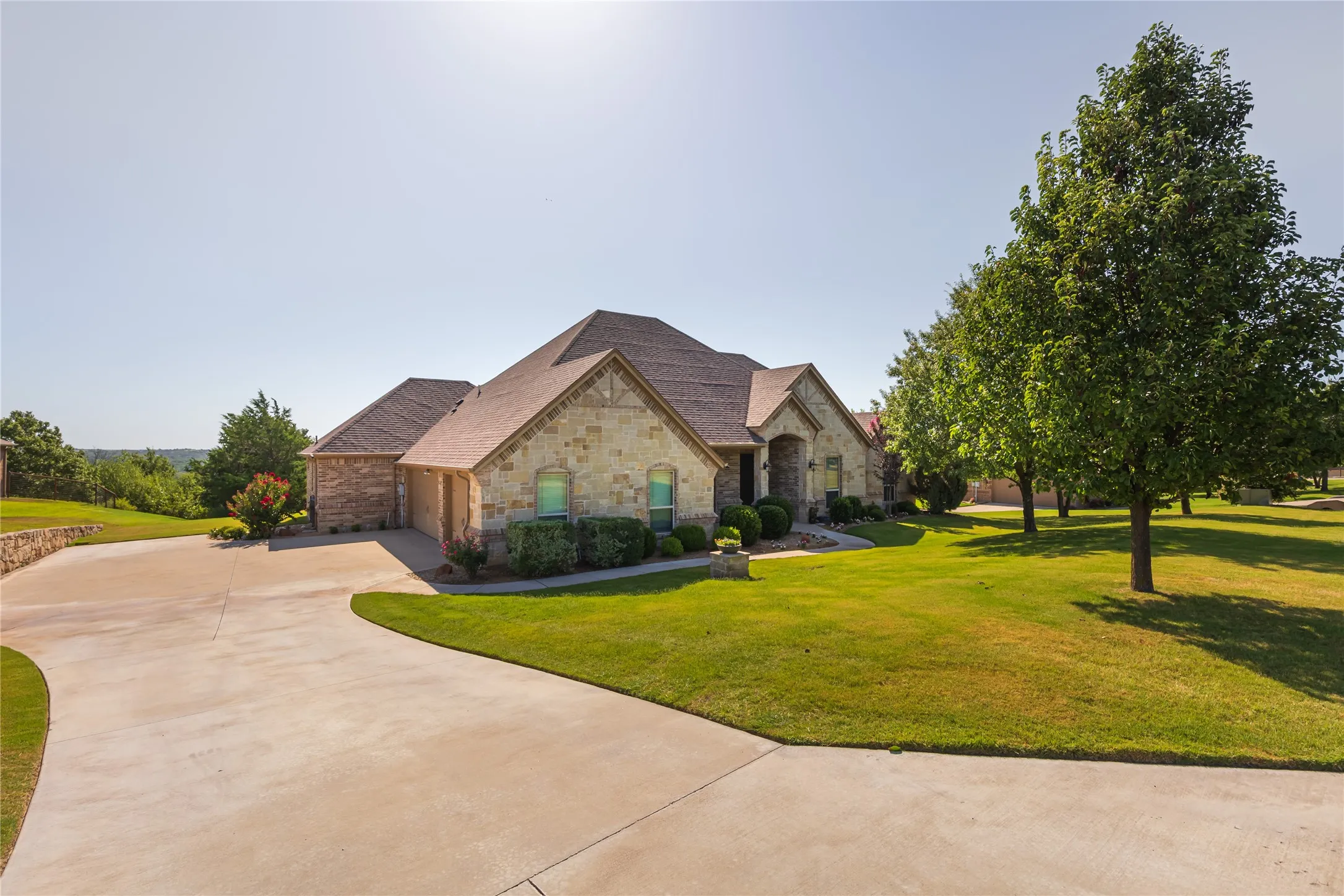 Large driveway with plenty of parking space