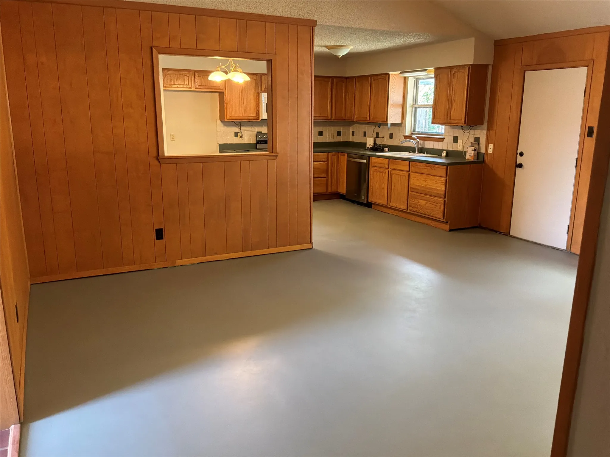 Single Family Residence For Sale in Palo Pinto County , 1707 15th Street, Mineral Wells, Texas 76067, 3 Bedroom, 2 Bathroom, Garage spaces, 1,272 Sqft, built in 1977, mls#21330182, Real Estate Agent in Mineral Wells, Homes For Sale in Palo Pinto county, Homes For Sale in Mineral Wells, Realtor in Mineral Wells Texas, Real Estate Brokerage Independent Realty Texas, Luminita Cordes Realtor