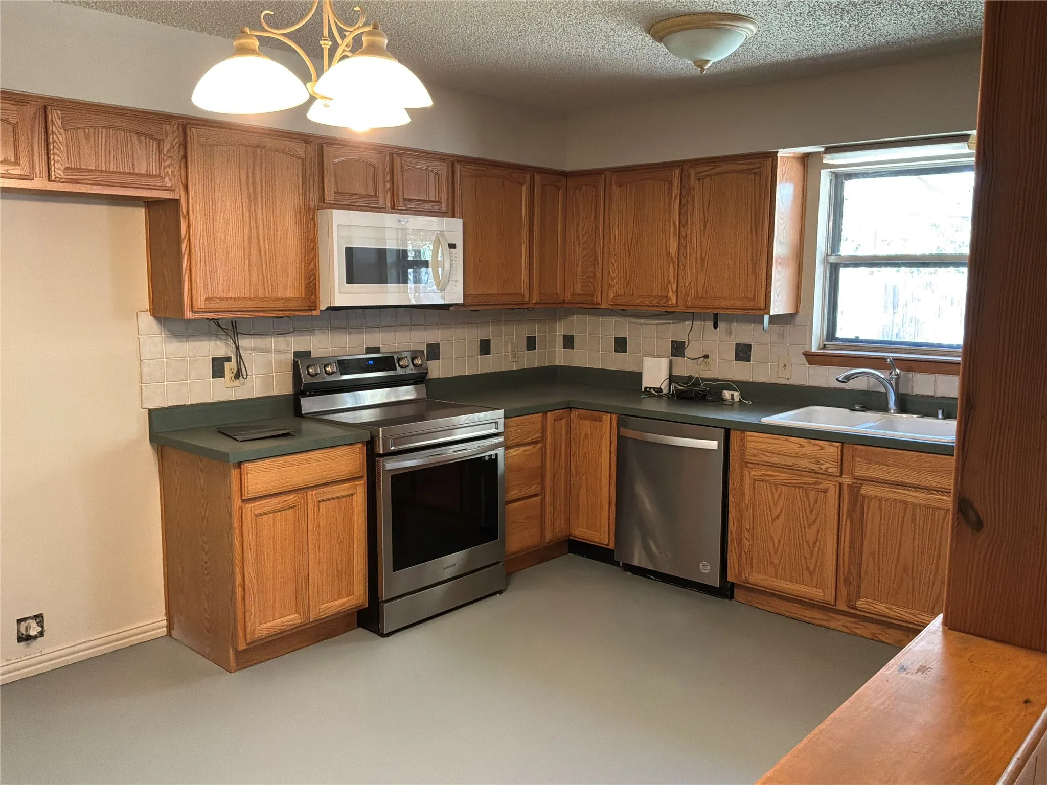 Single Family Residence For Sale in Palo Pinto County , 1707 15th Street, Mineral Wells, Texas 76067, 3 Bedroom, 2 Bathroom, Garage spaces, 1,272 Sqft, built in 1977, mls#21330182, Real Estate Agent in Mineral Wells, Homes For Sale in Palo Pinto county, Homes For Sale in Mineral Wells, Realtor in Mineral Wells Texas, Real Estate Brokerage Independent Realty Texas, Luminita Cordes Realtor