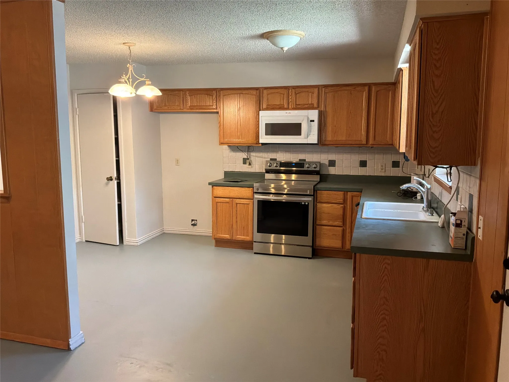 Single Family Residence For Sale in Palo Pinto County , 1707 15th Street, Mineral Wells, Texas 76067, 3 Bedroom, 2 Bathroom, Garage spaces, 1,272 Sqft, built in 1977, mls#21330182, Real Estate Agent in Mineral Wells, Homes For Sale in Palo Pinto county, Homes For Sale in Mineral Wells, Realtor in Mineral Wells Texas, Real Estate Brokerage Independent Realty Texas, Luminita Cordes Realtor
