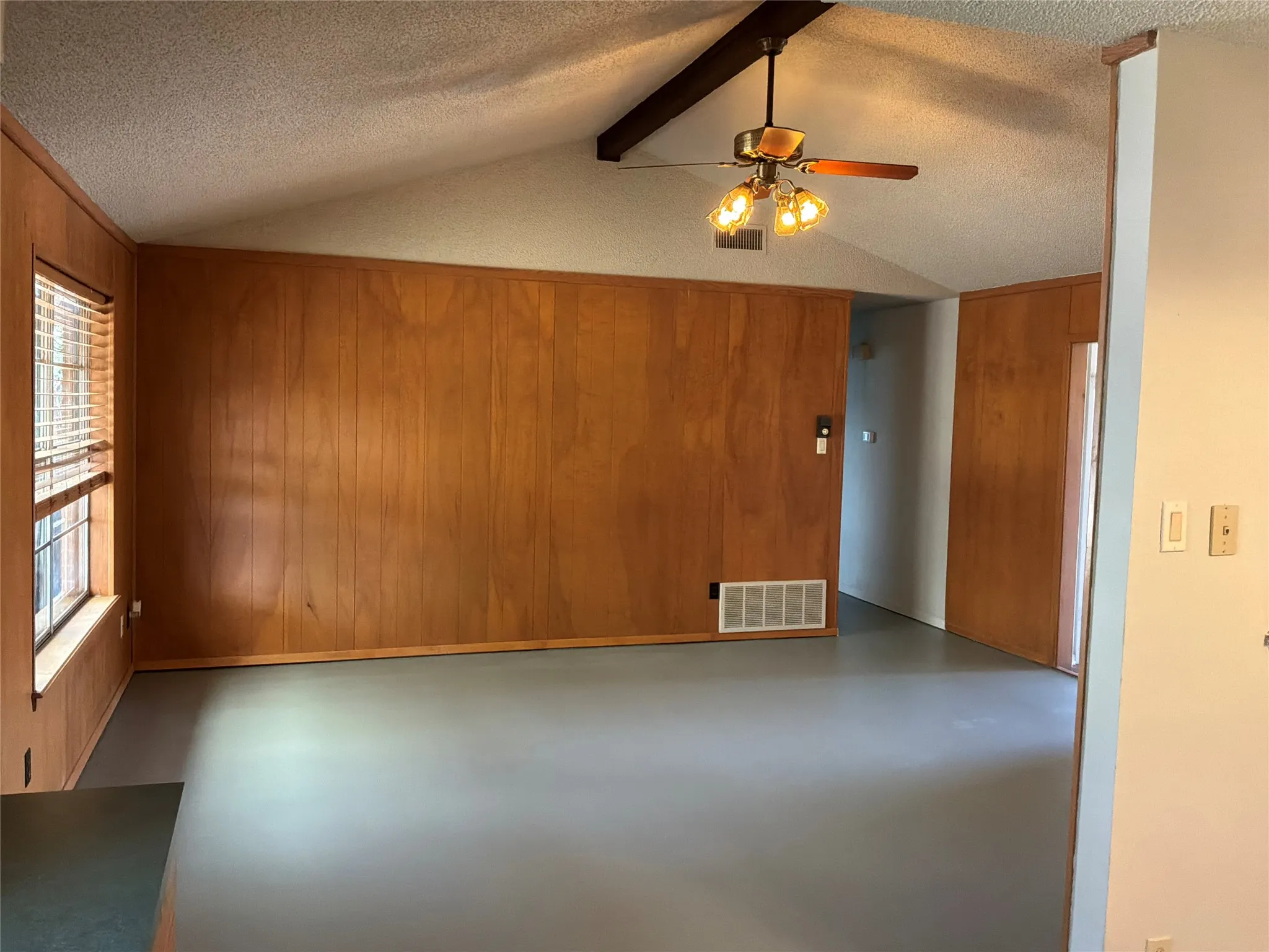 Single Family Residence For Sale in Palo Pinto County , 1707 15th Street, Mineral Wells, Texas 76067, 3 Bedroom, 2 Bathroom, Garage spaces, 1,272 Sqft, built in 1977, mls#21330182, Real Estate Agent in Mineral Wells, Homes For Sale in Palo Pinto county, Homes For Sale in Mineral Wells, Realtor in Mineral Wells Texas, Real Estate Brokerage Independent Realty Texas, Luminita Cordes Realtor