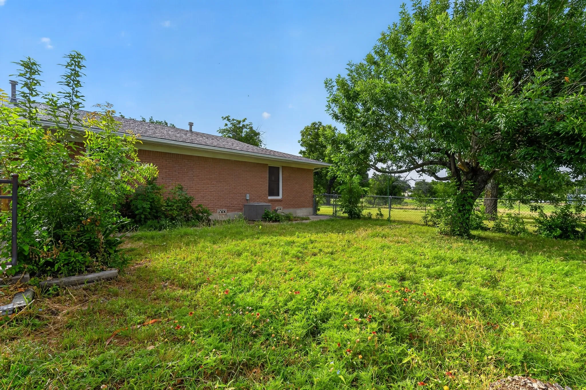 Single Family Residence For Sale in Mills County , 2211 Fisher Street, Goldthwaite, Texas 76844, 3 Bedroom, 2 Bathroom, Garage spaces, 2,769 Sqft, built in 1950, mls#21330221, Real Estate Agent in Goldthwaite, Homes For Sale in Mills county, Homes For Sale in Goldthwaite, Realtor in Goldthwaite Texas, Real Estate Brokerage Independent Realty Texas, Luminita Cordes Realtor